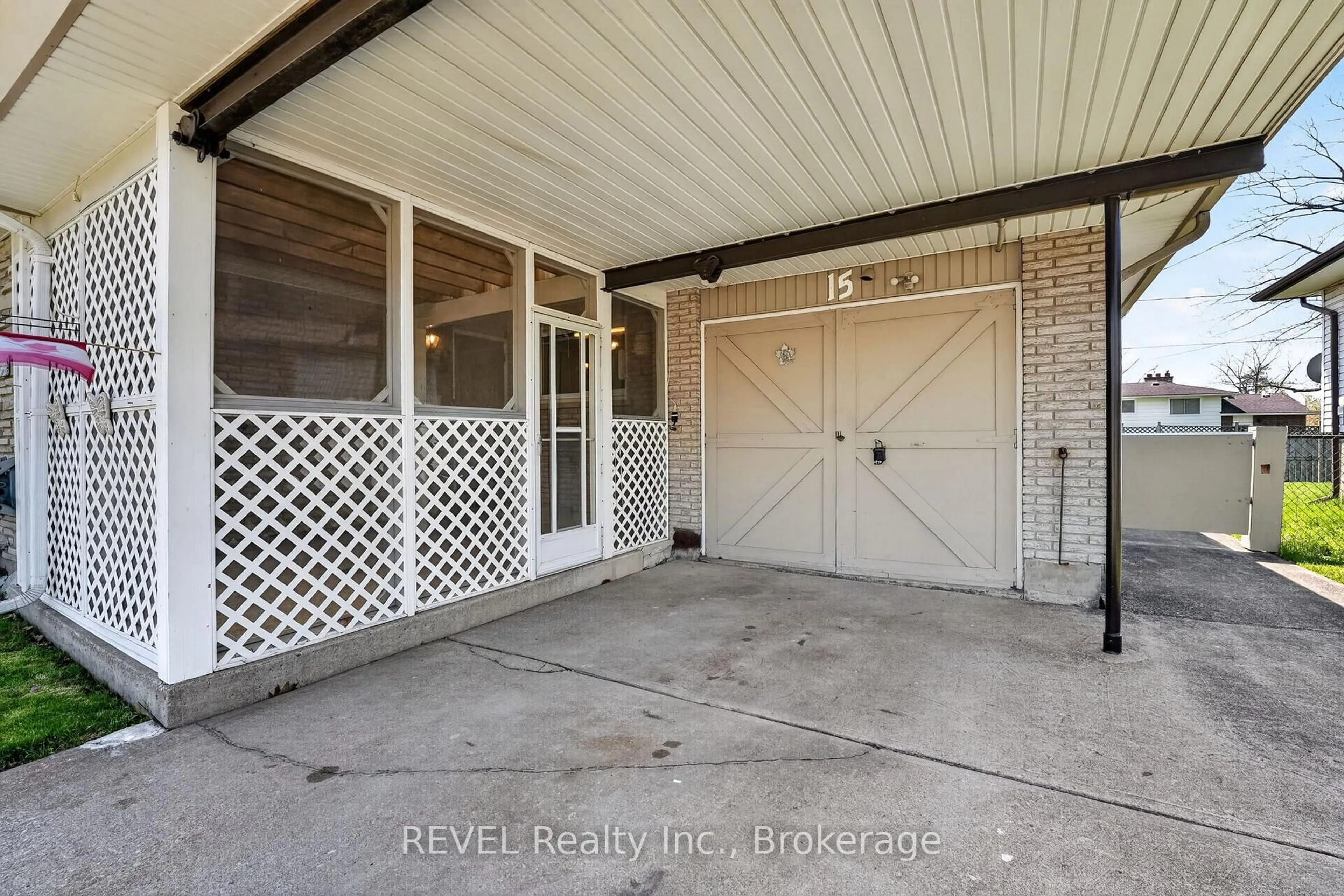 Indoor garage for 15 Woodgate Dr, Welland Ontario L3C 3H5