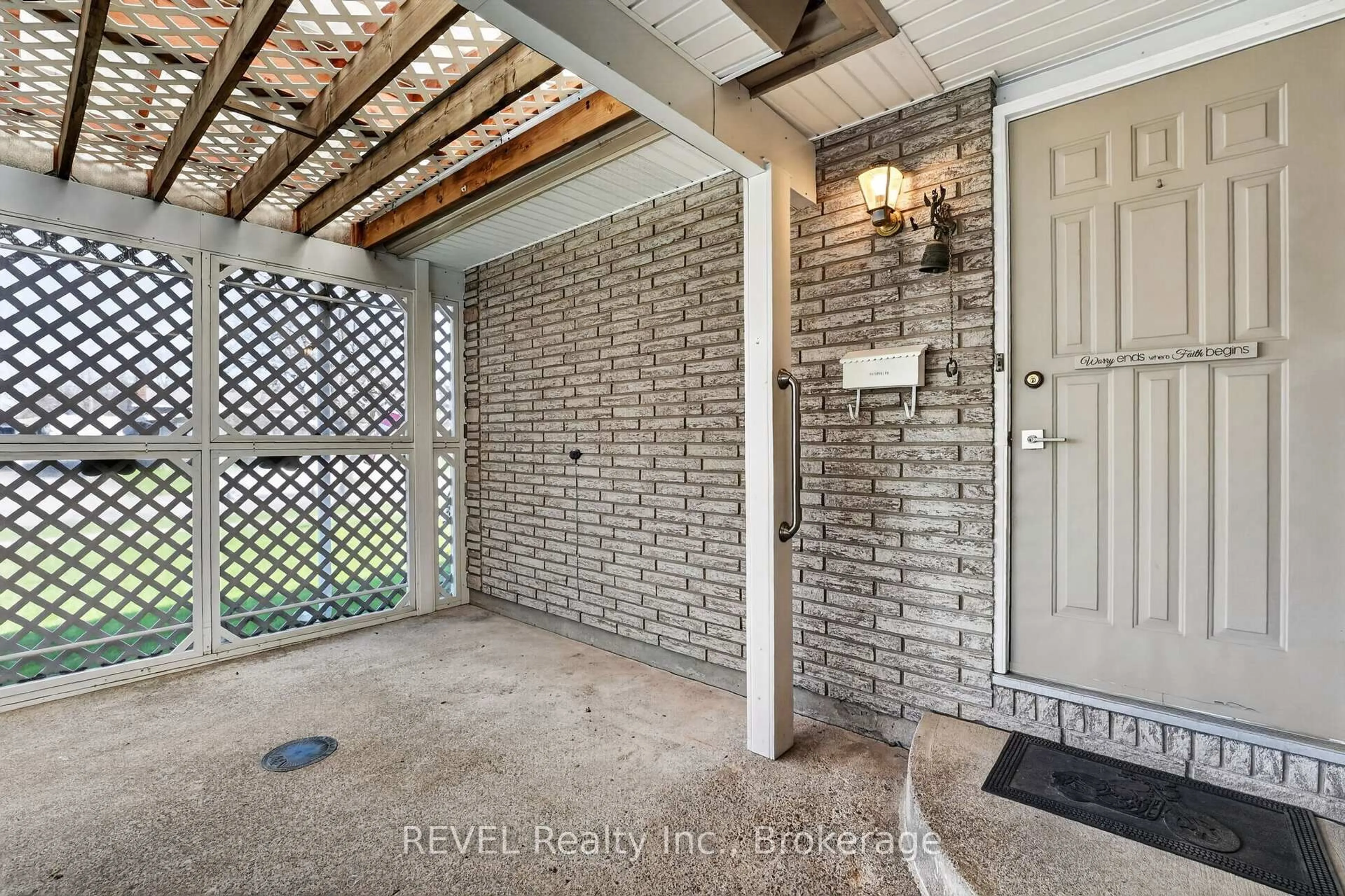 Indoor entryway for 15 Woodgate Dr, Welland Ontario L3C 3H5