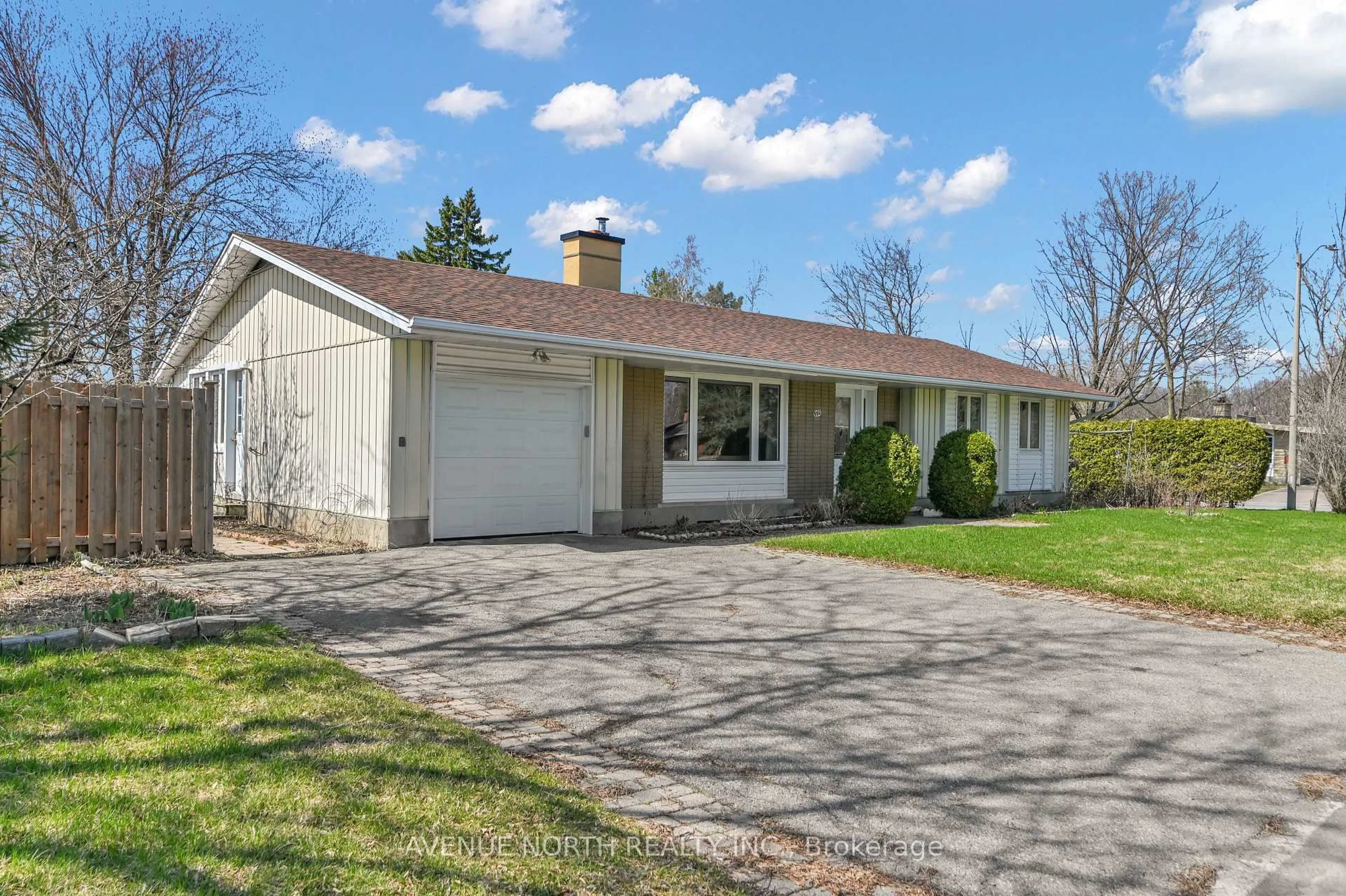 Home with vinyl exterior material, street for 980 Wiseman Cres, Ottawa Ontario K1V 8J4