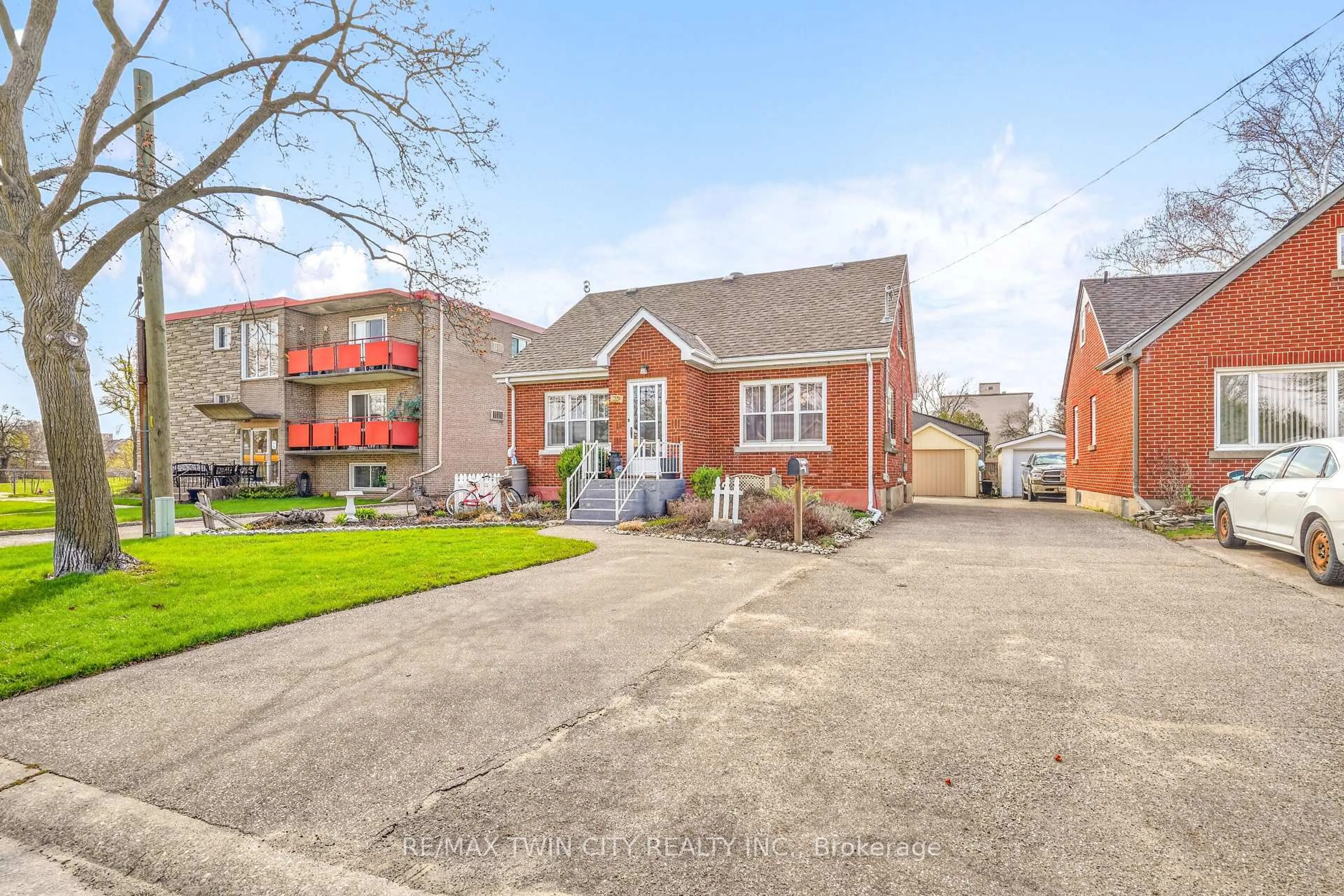 A pic from outside/outdoor area/front of a property/back of a property/a pic from drone, building for 32 Fulton St, Brantford Ontario N3R 4E5