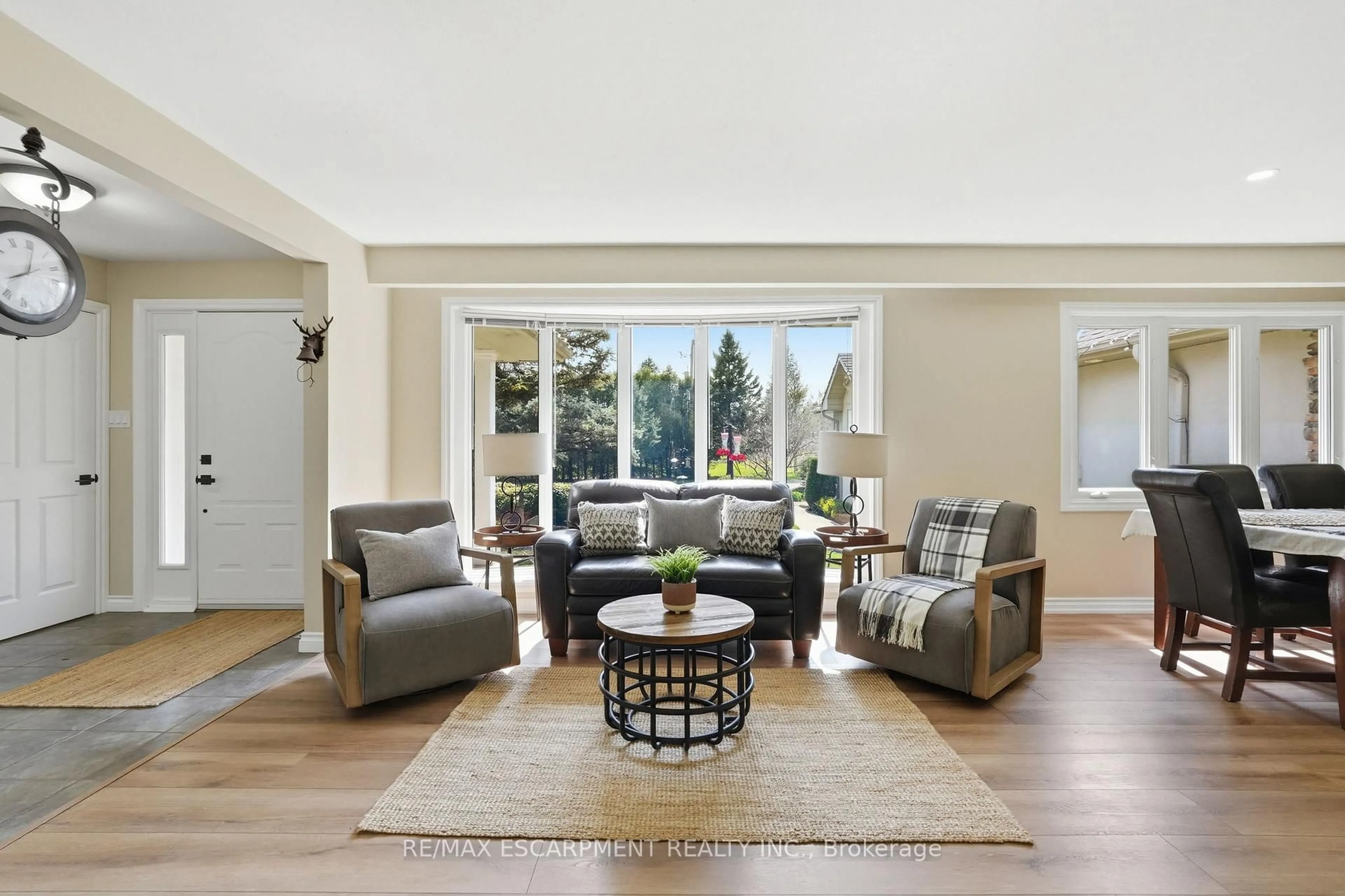 Living room with furniture, unknown for 19 5TH CONCESSION, Hamilton Ontario L8B 1K4