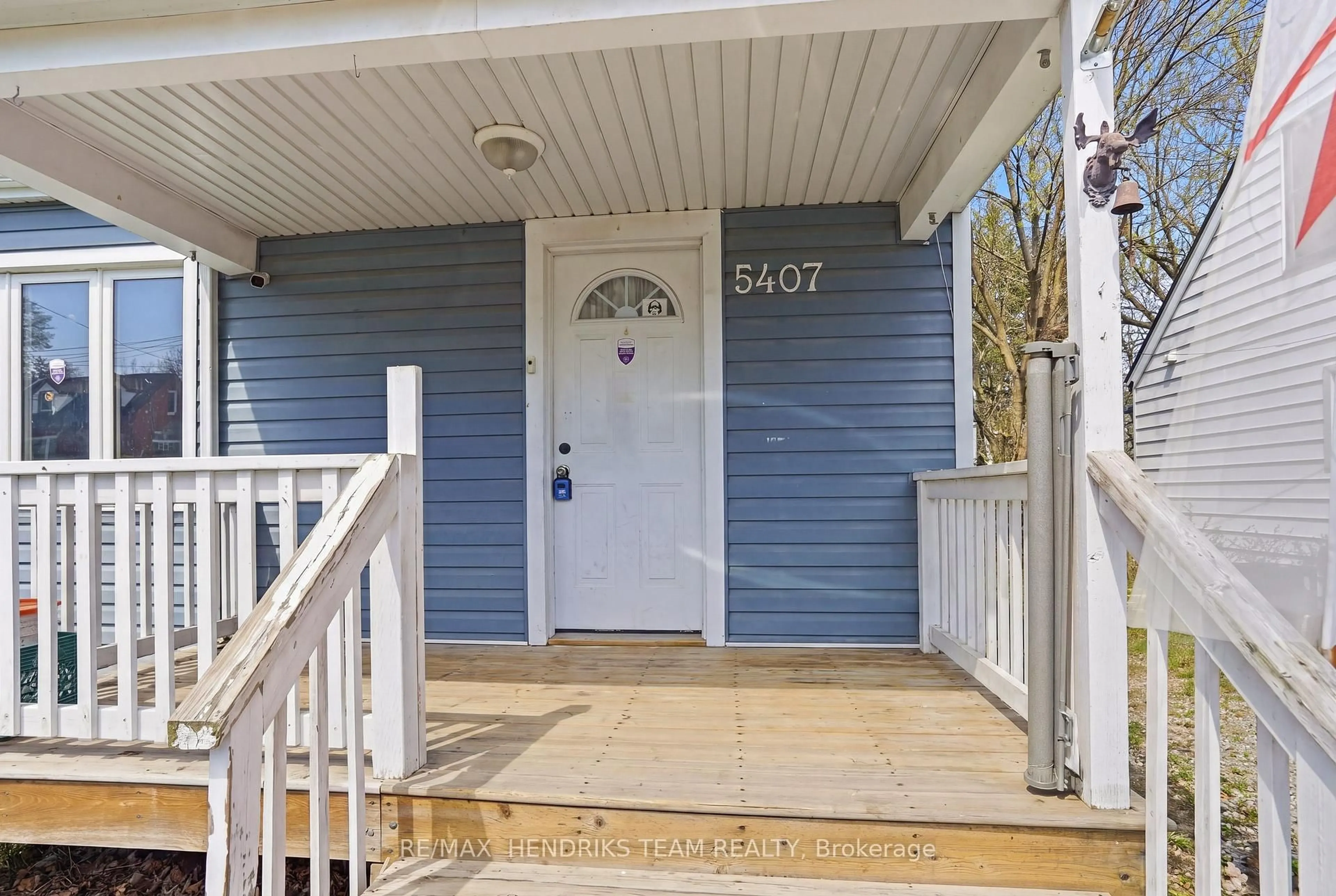 Indoor entryway for 5407 Menzie St, Niagara Falls Ontario L2E 2V7