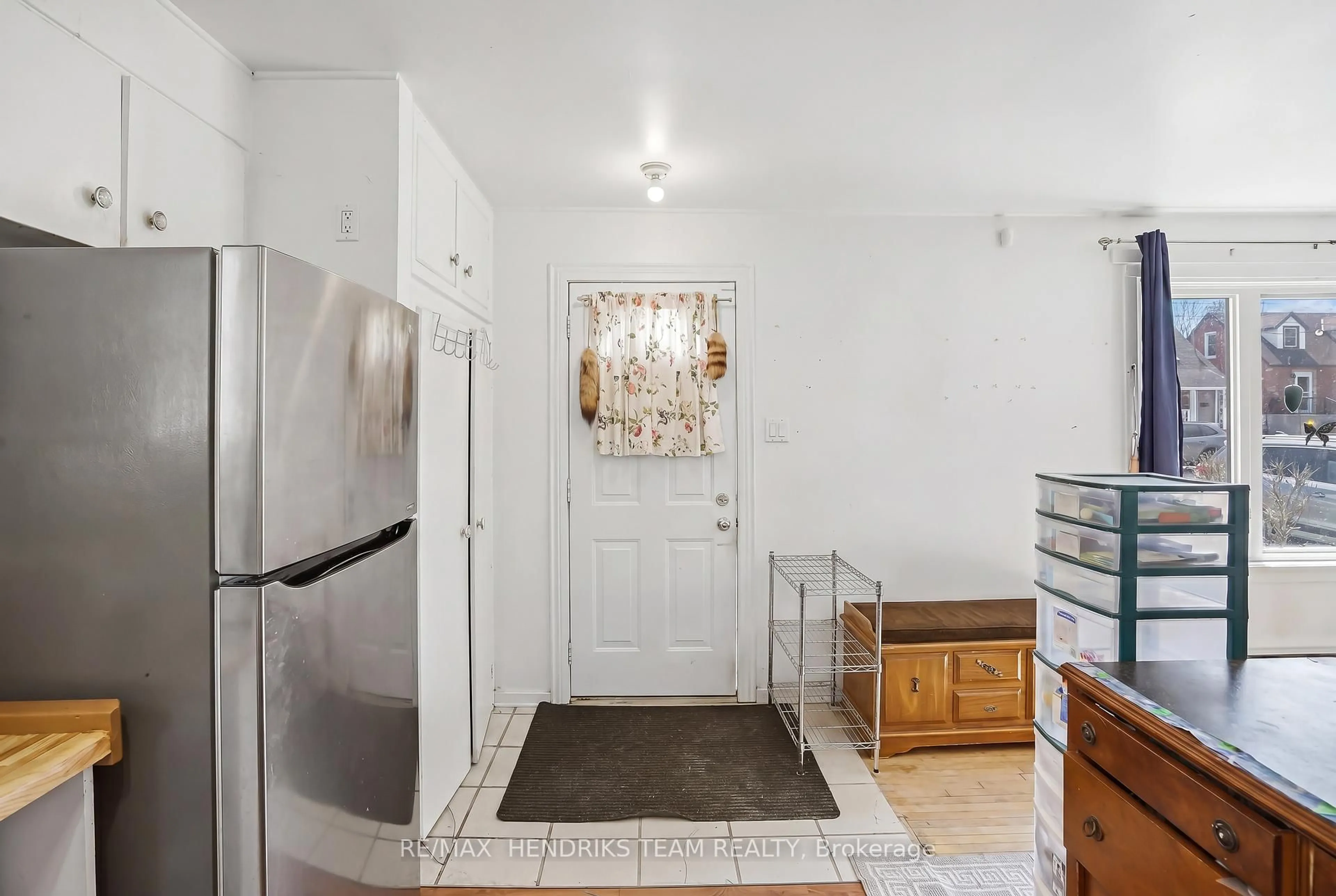 Indoor entryway for 5407 Menzie St, Niagara Falls Ontario L2E 2V7