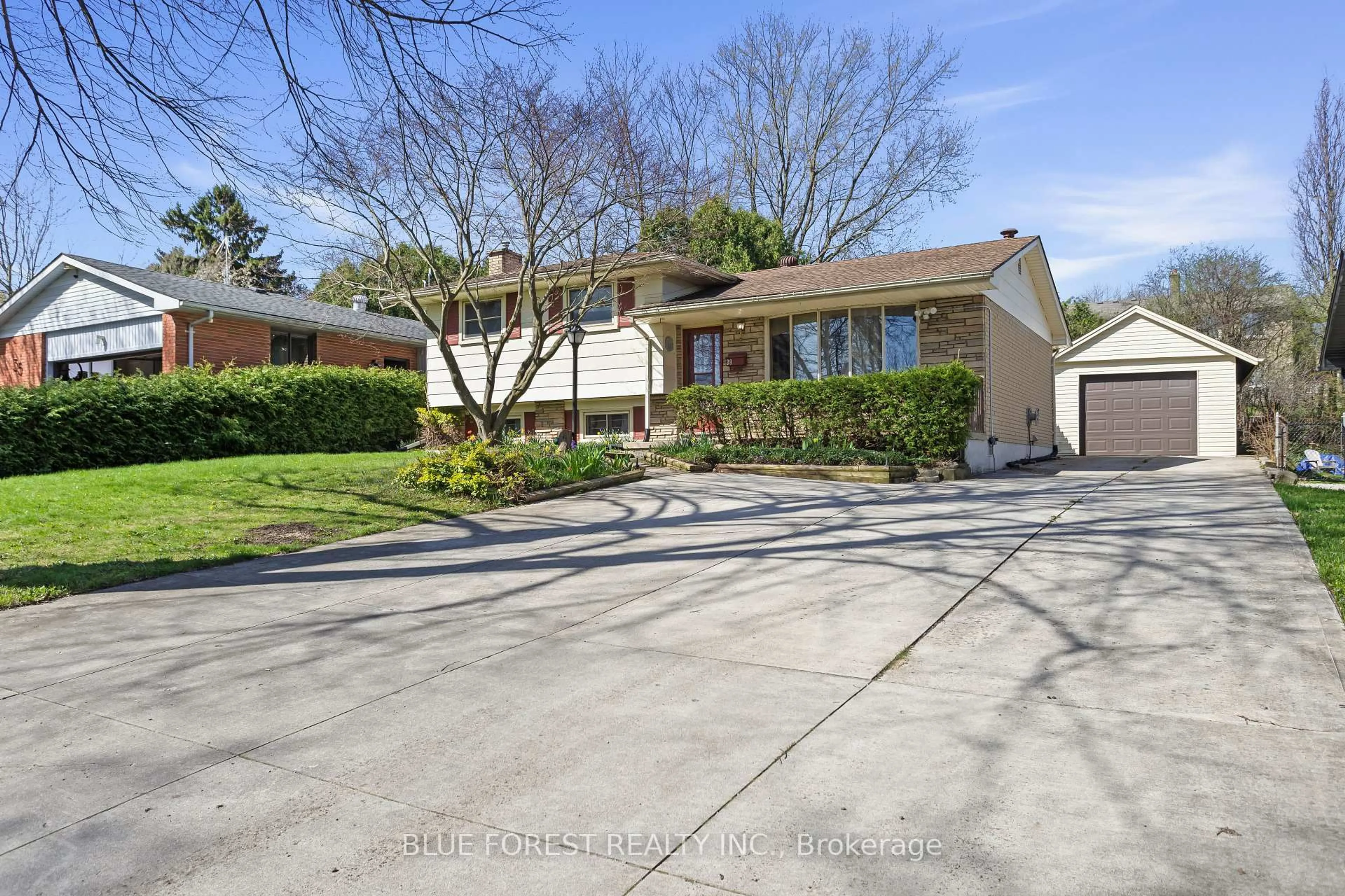 A pic from outside/outdoor area/front of a property/back of a property/a pic from drone, street for 39 Southwood Cres, London South Ontario N6J 1S8