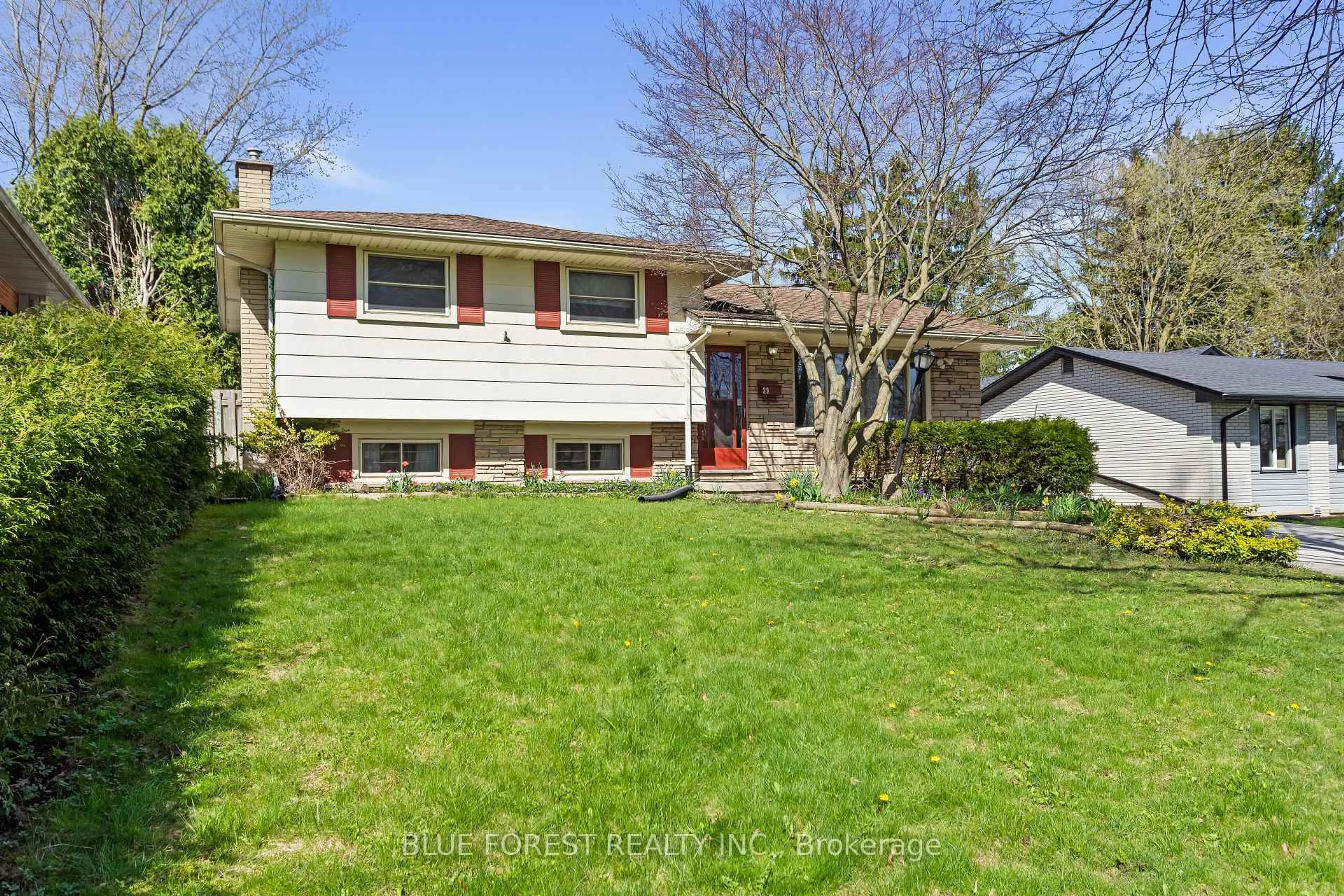 Home with vinyl exterior material, street for 39 Southwood Cres, London South Ontario N6J 1S8