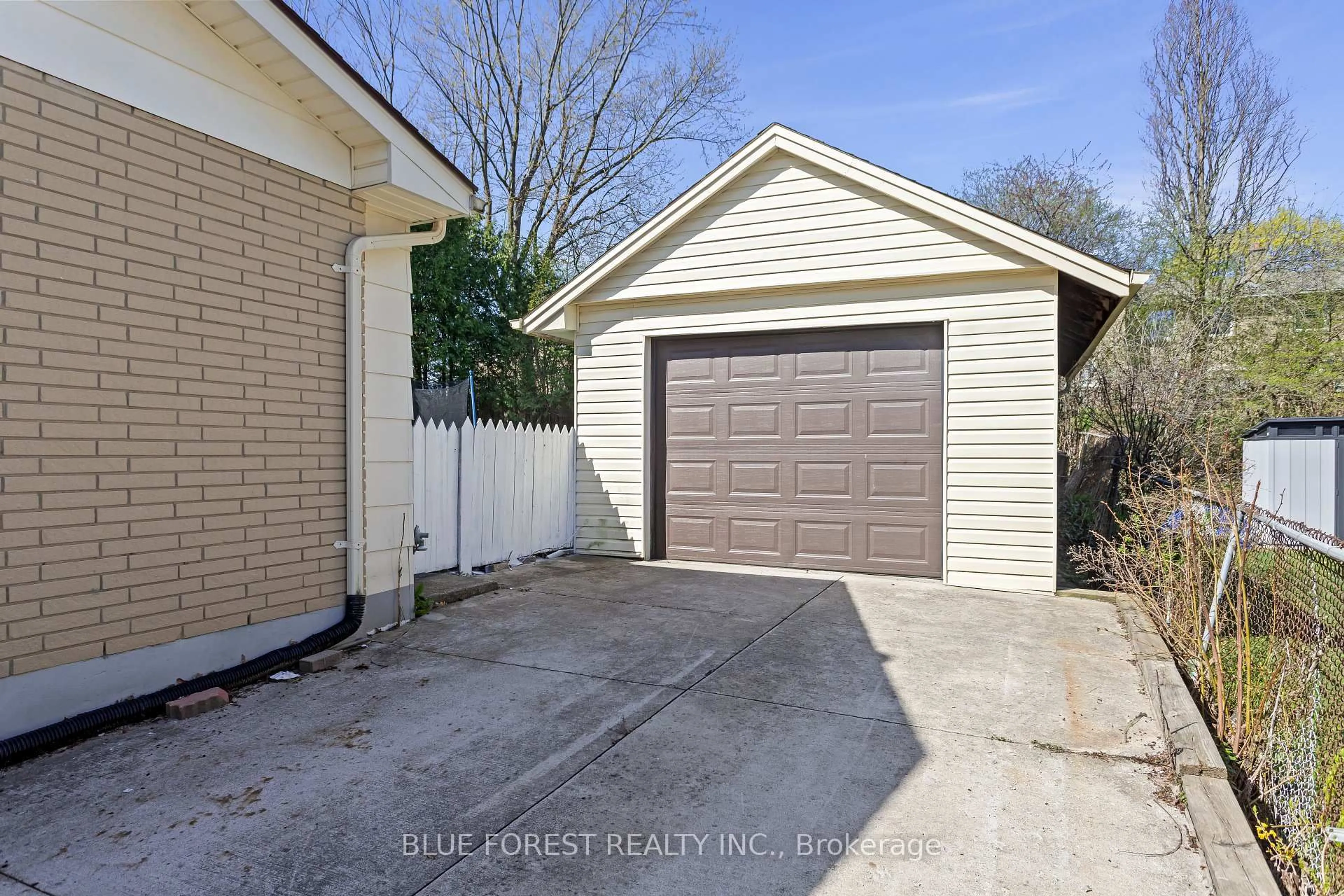 Indoor garage for 39 Southwood Cres, London South Ontario N6J 1S8
