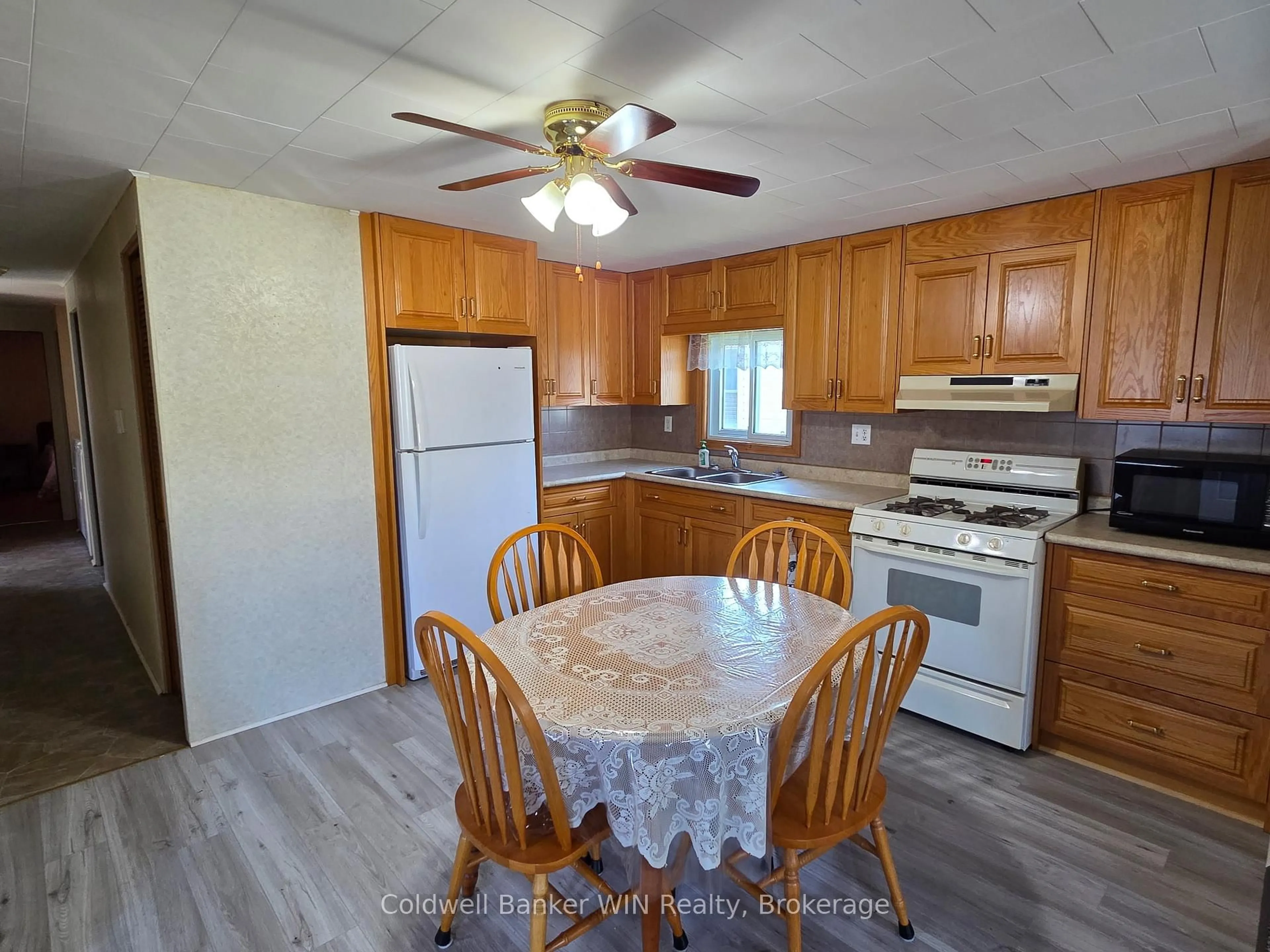 Standard kitchen, unknown for 19 York Mews, Minto Ontario N0G 2P0