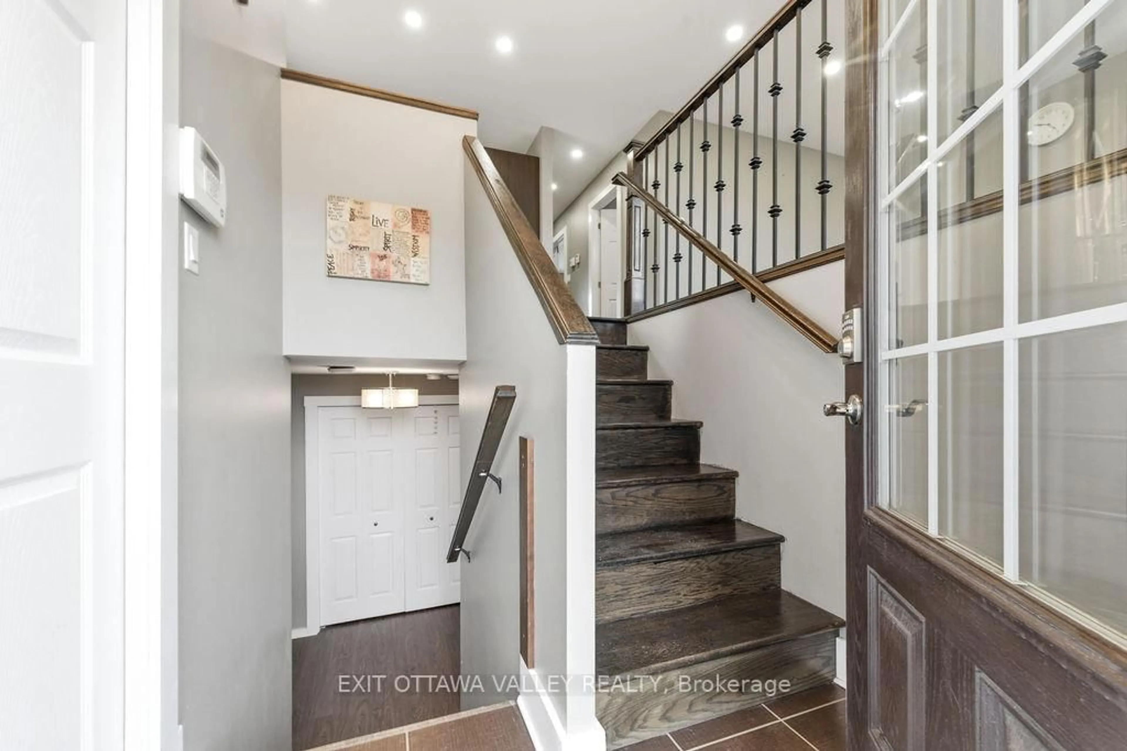 Indoor entryway for 7 Florence St, Petawawa Ontario K8H 1T7