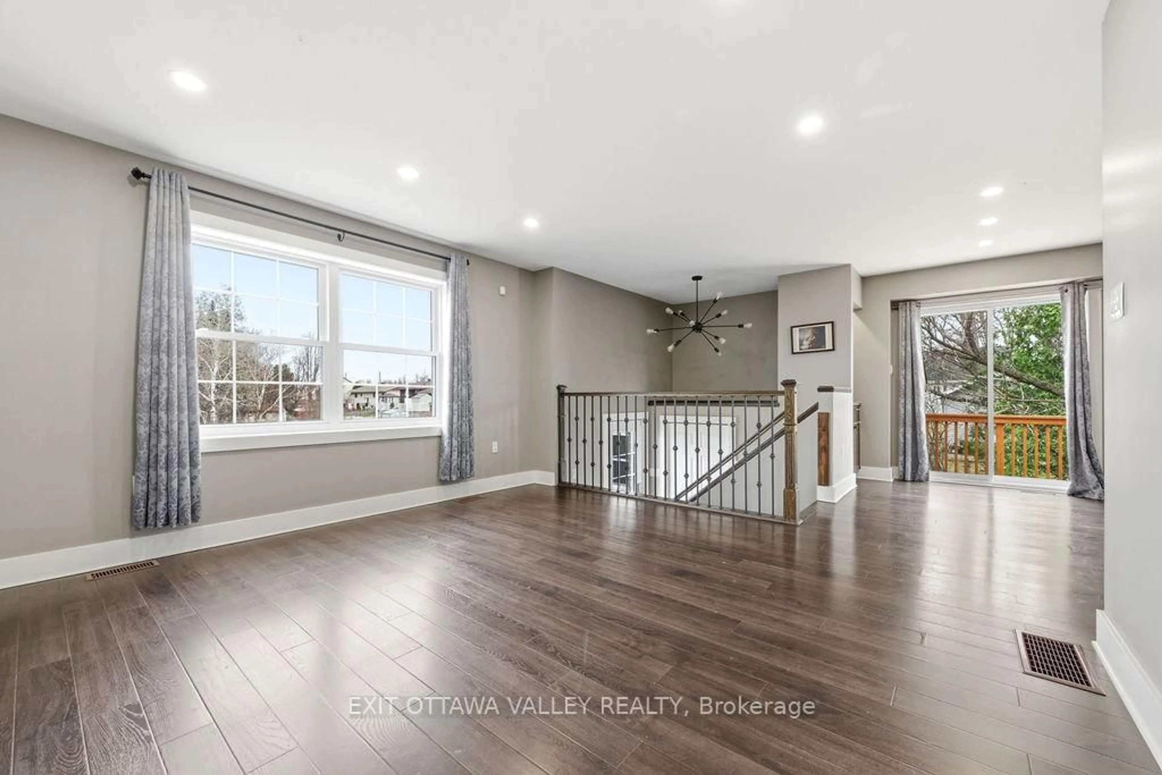 Indoor entryway for 7 Florence St, Petawawa Ontario K8H 1T7