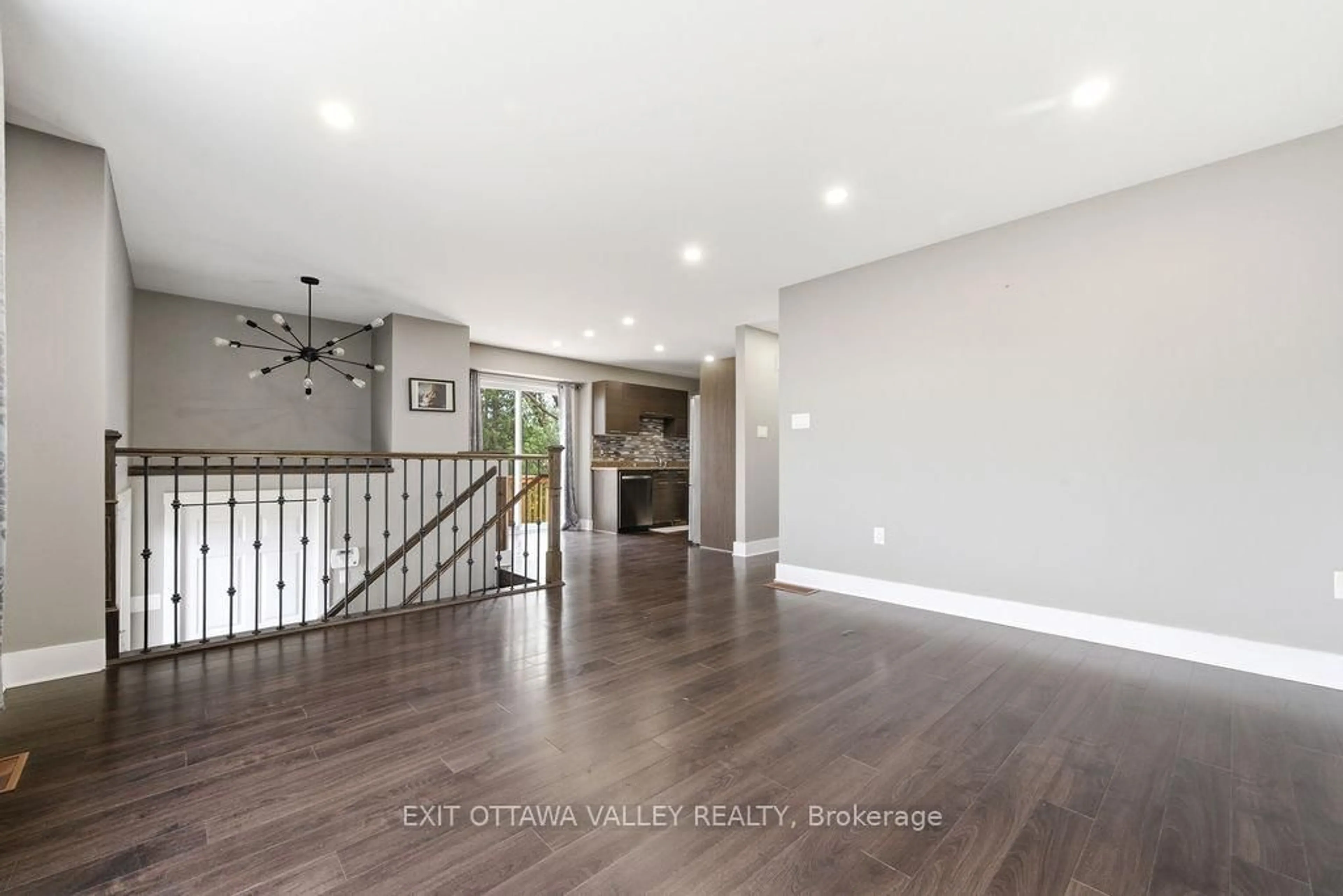 Indoor entryway for 7 Florence St, Petawawa Ontario K8H 1T7