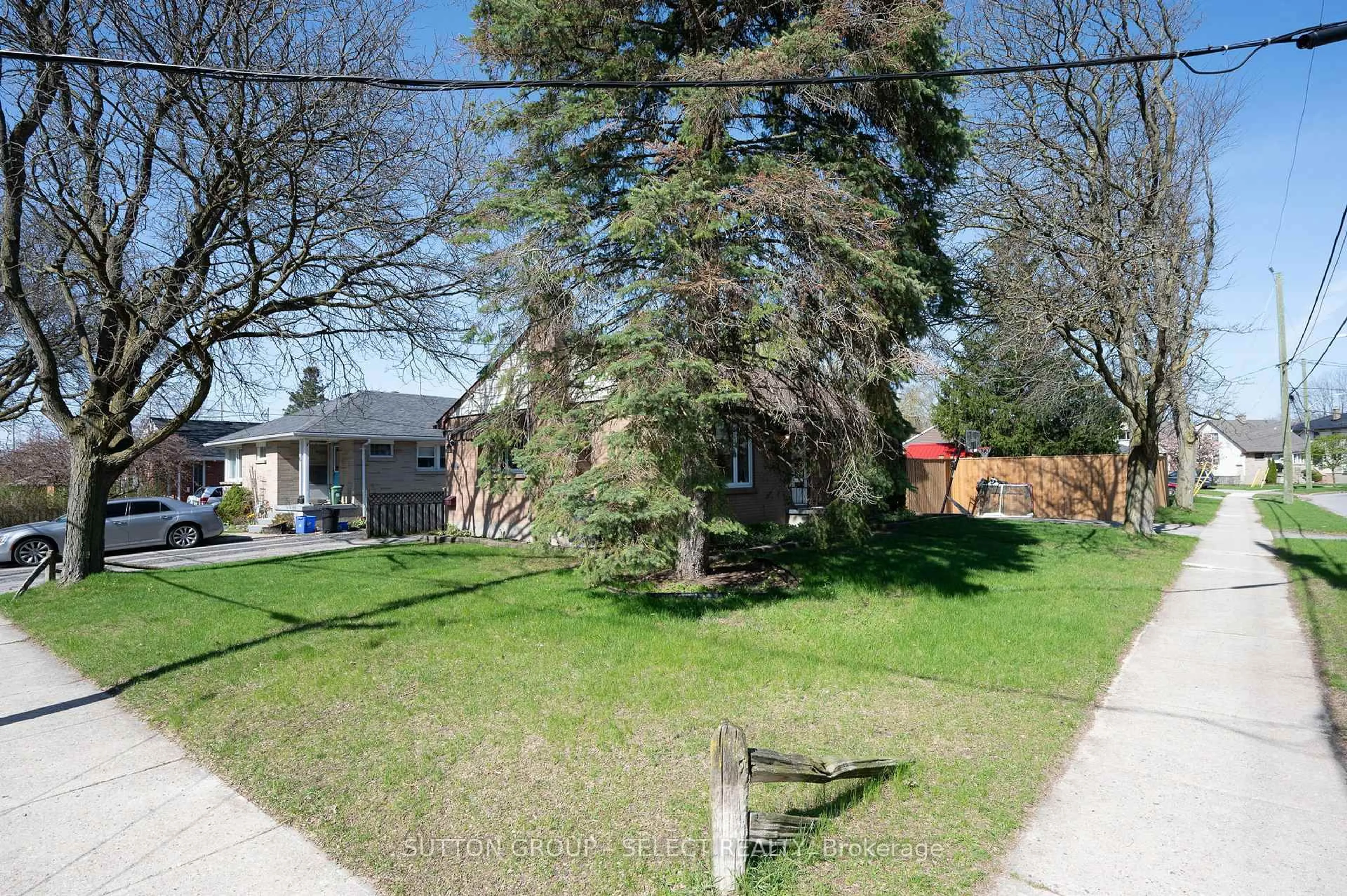 A pic from outside/outdoor area/front of a property/back of a property/a pic from drone, street for 2 Thorne Ave, London East Ontario N5W 4M8
