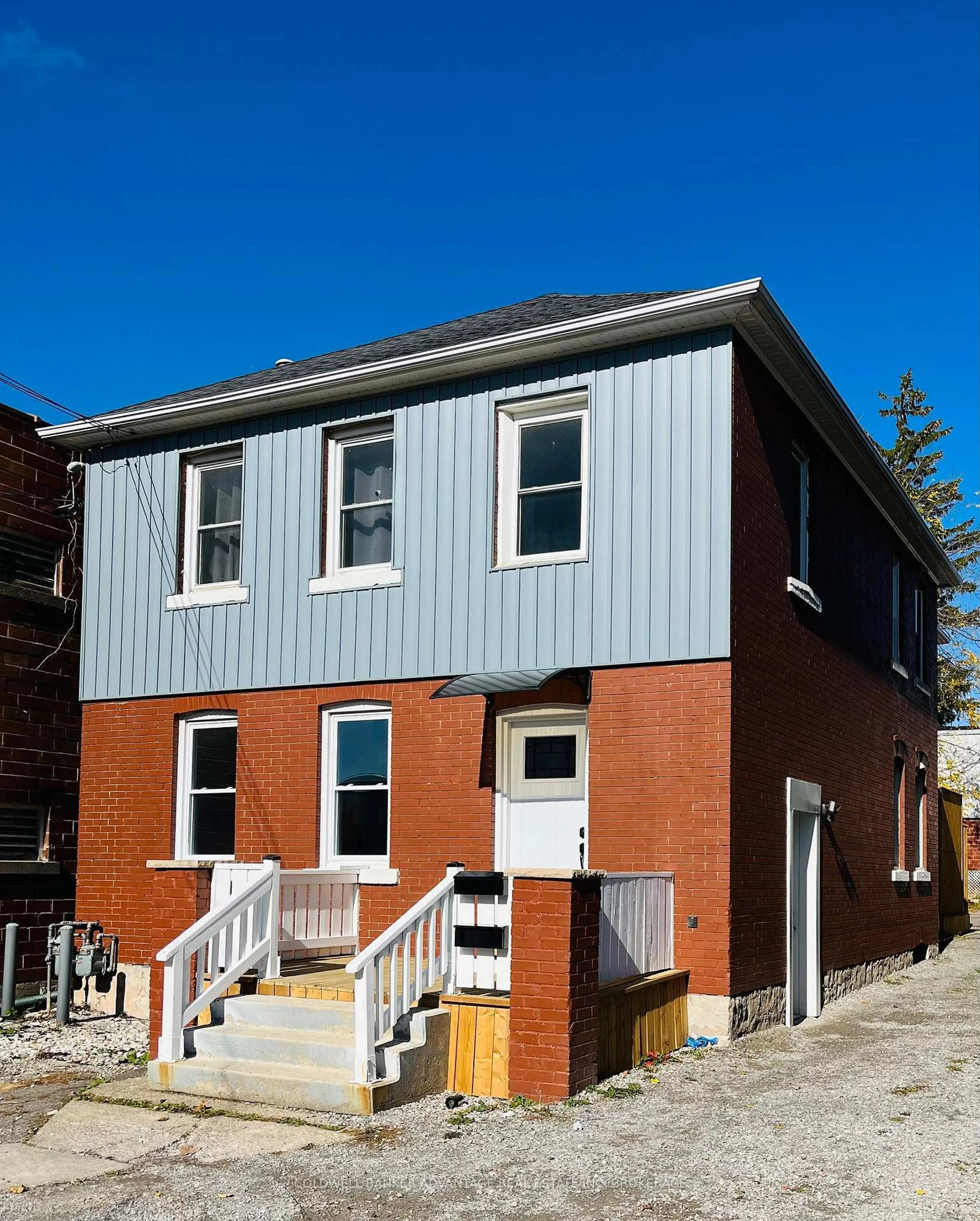 Home with brick exterior material, building for 14 Albert St, Welland Ontario L3B 4L2