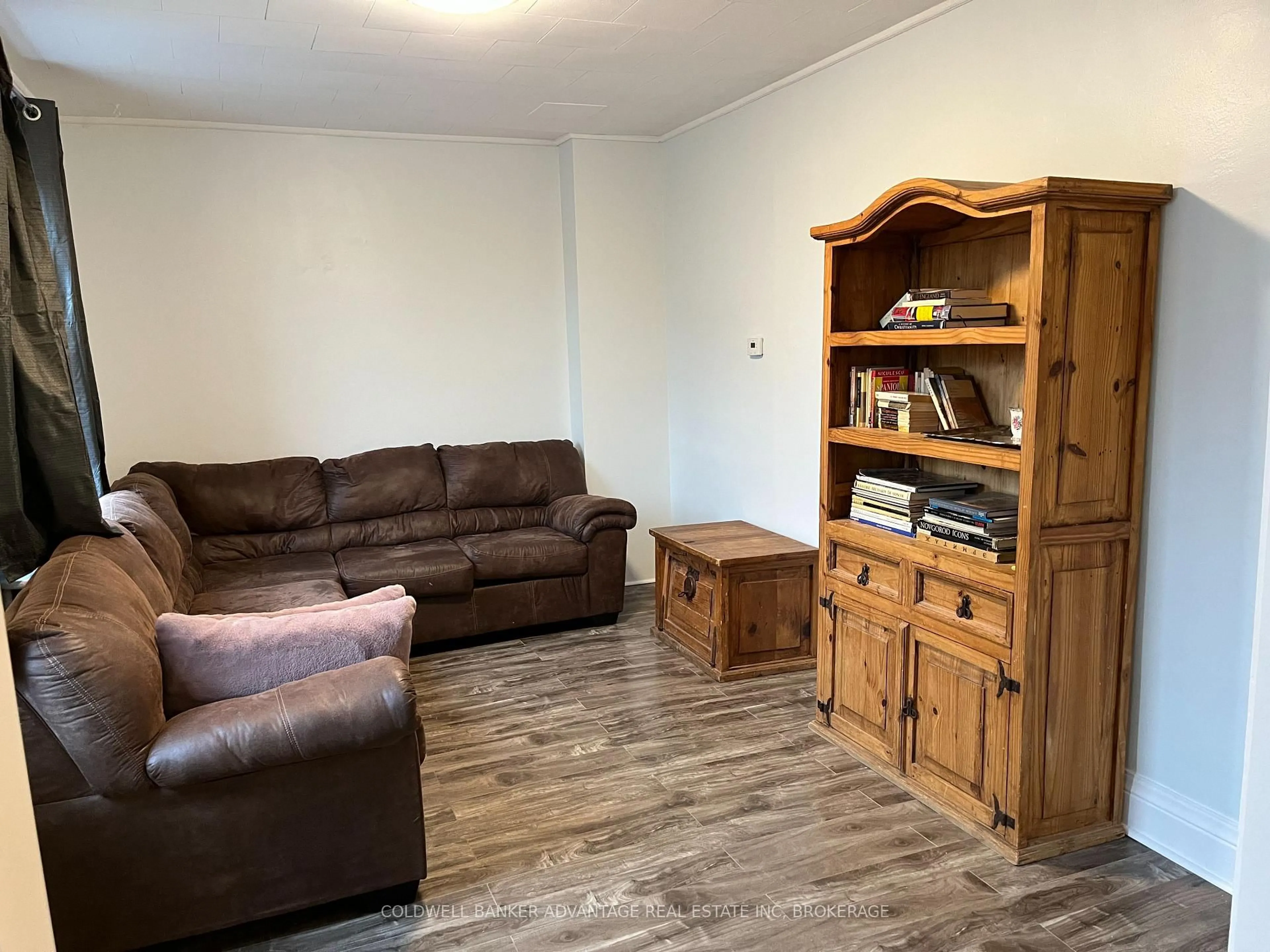 Living room with furniture, wood/laminate floor for 14 Albert St, Welland Ontario L3B 4L2