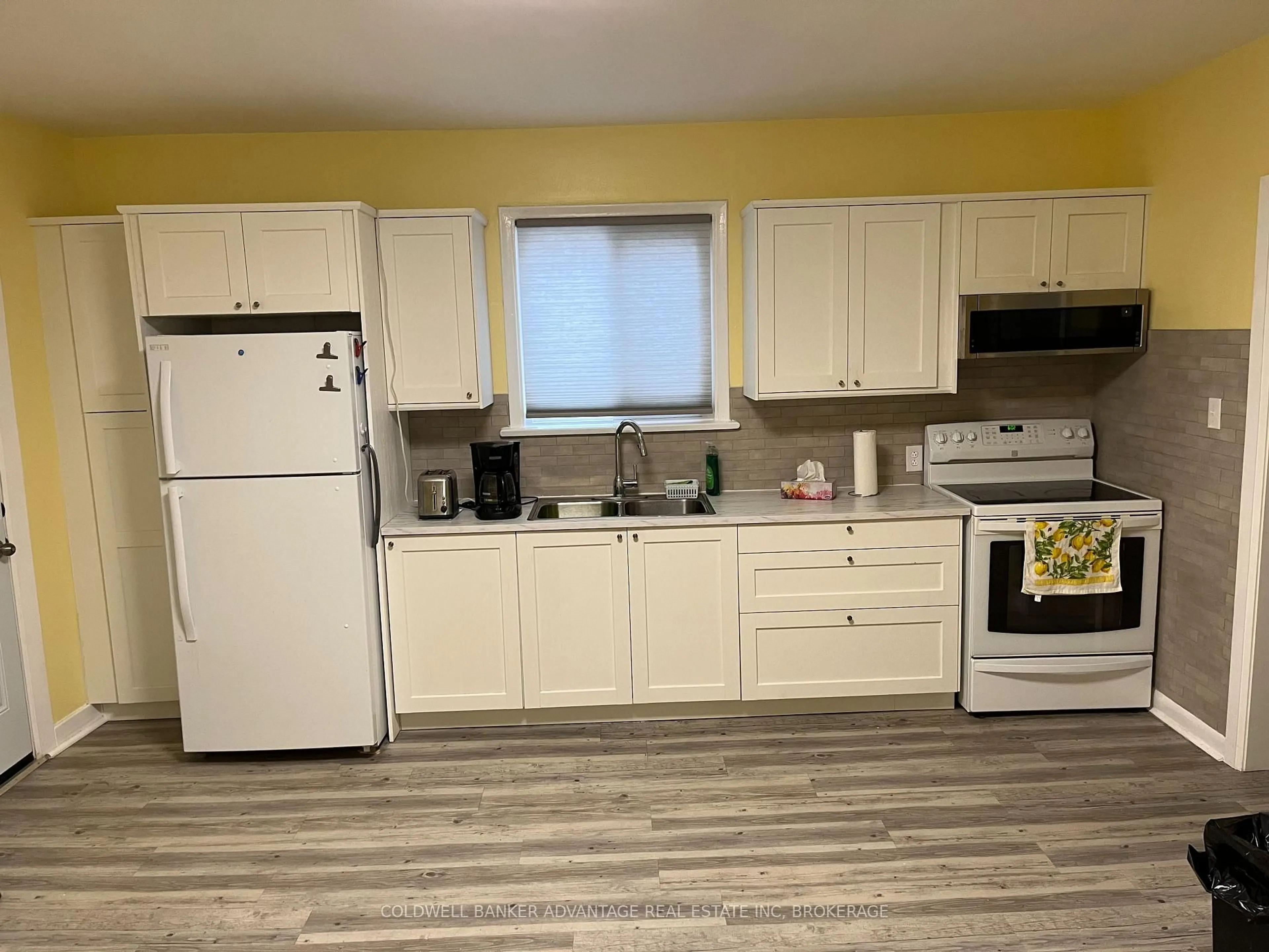 Standard kitchen, unknown for 14 Albert St, Welland Ontario L3B 4L2
