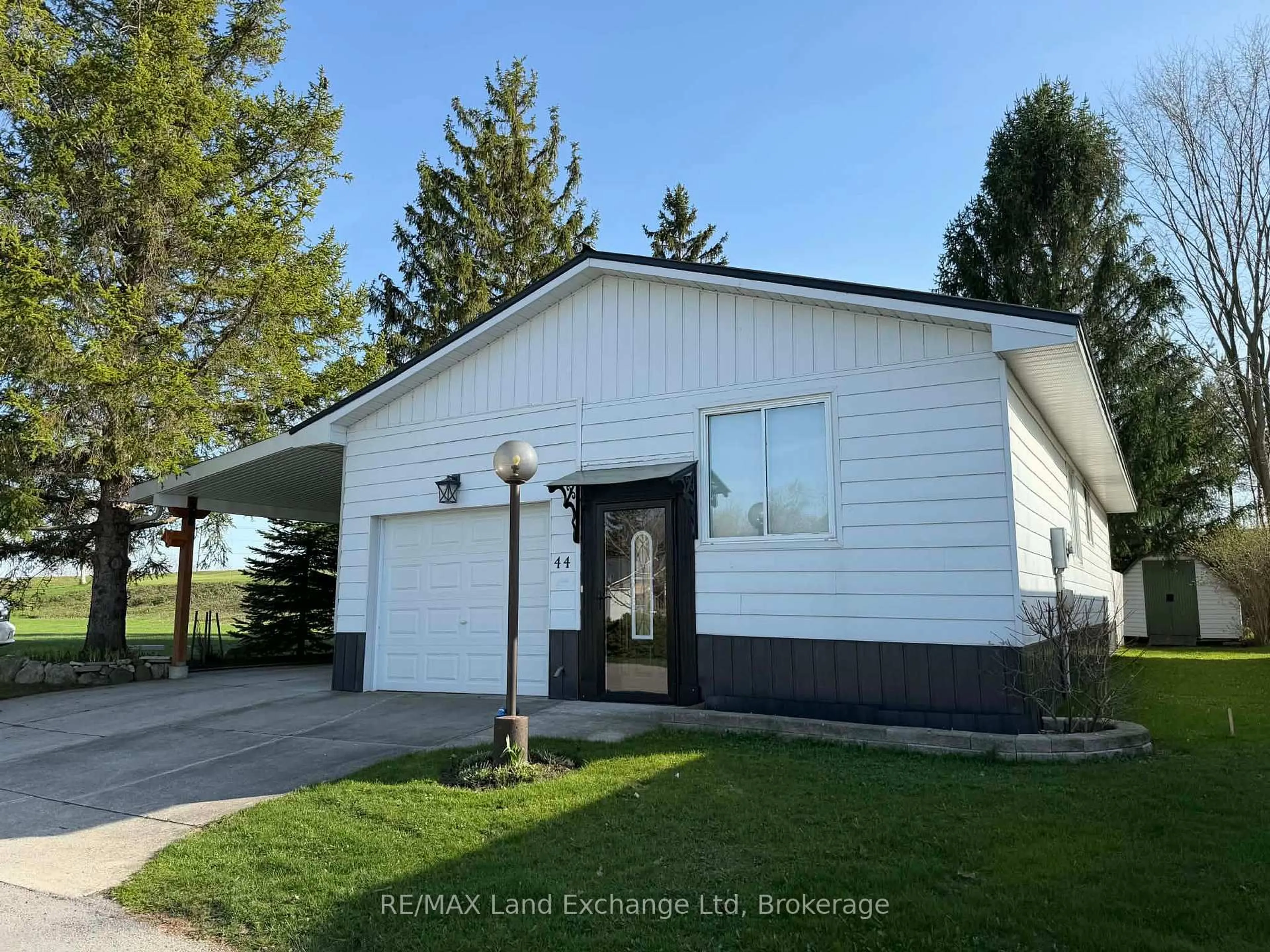 Home with vinyl exterior material, unknown for 44 Briarwood Cres, North Huron Ontario N0G 2W0