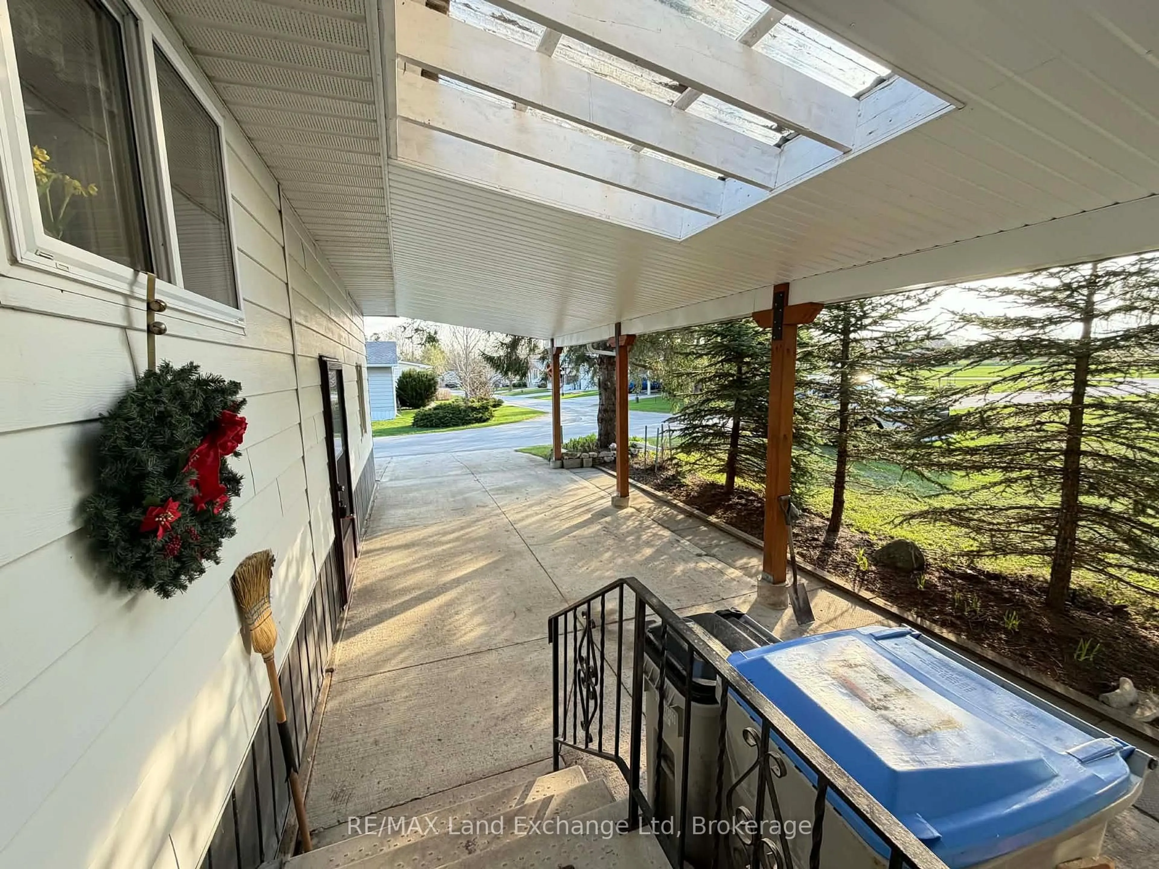 Indoor foyer for 44 Briarwood Cres, North Huron Ontario N0G 2W0