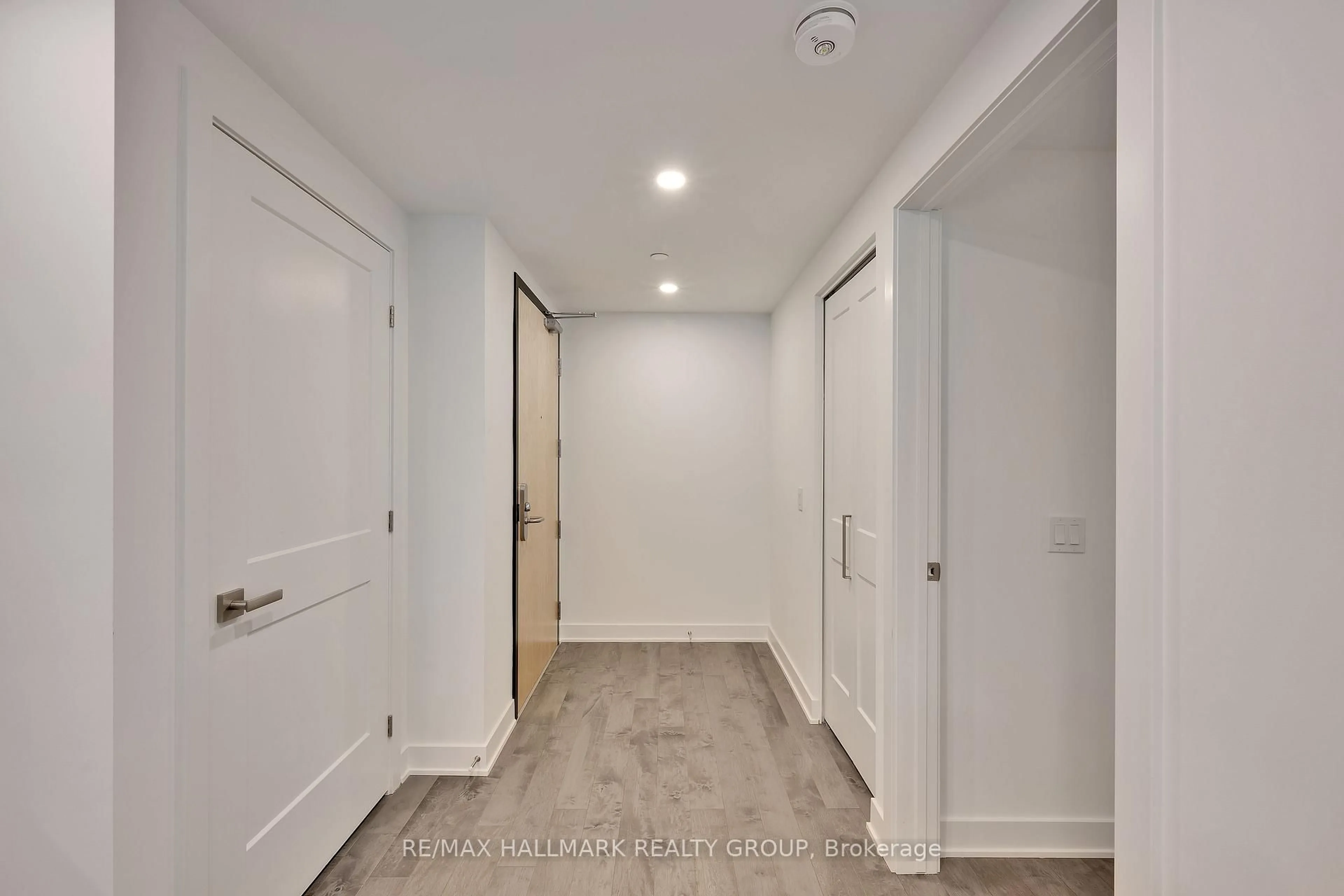 Indoor entryway for 340 Queen St #801, Ottawa Ontario K1R 0G1