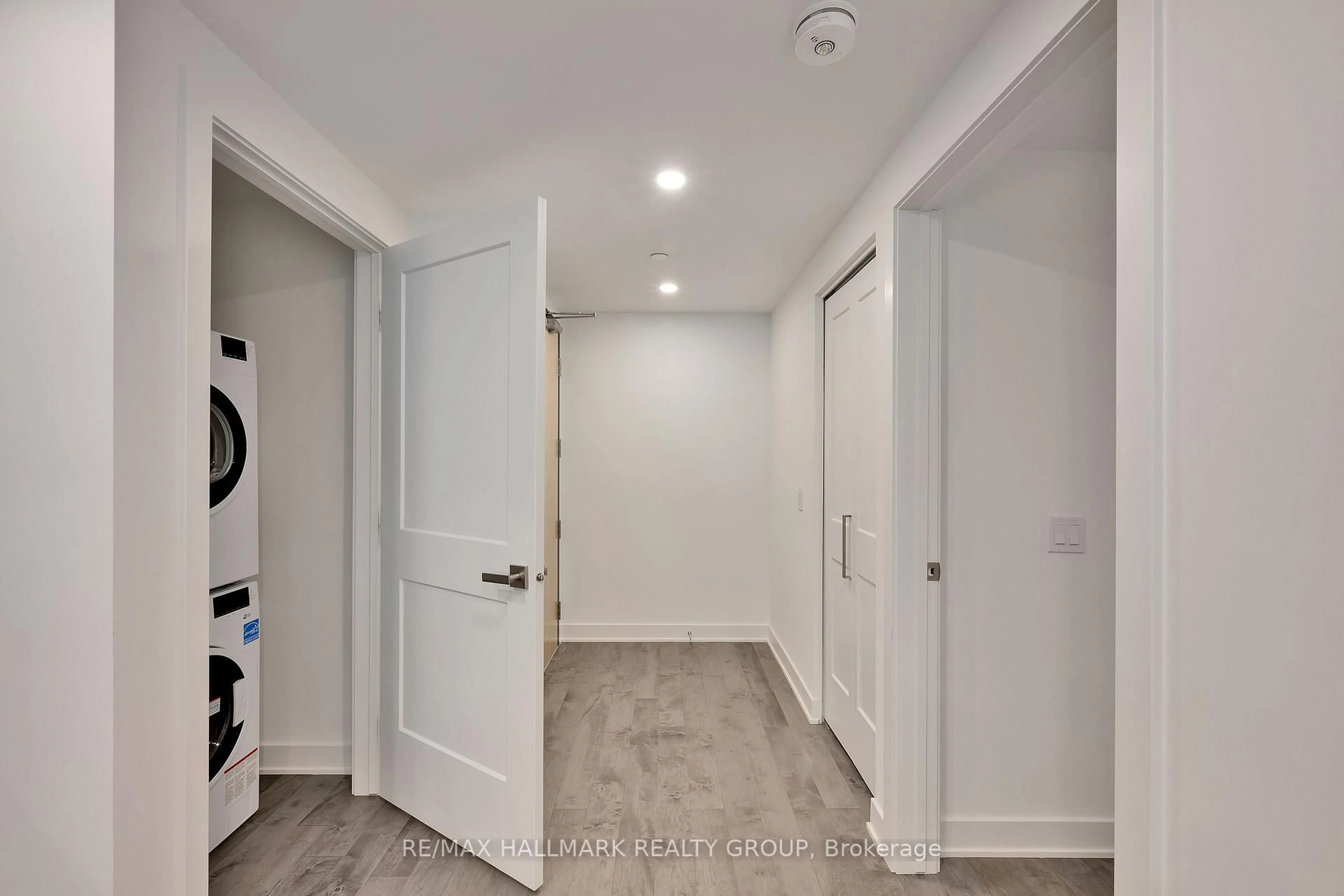 Indoor entryway for 340 Queen St #801, Ottawa Ontario K1R 0G1