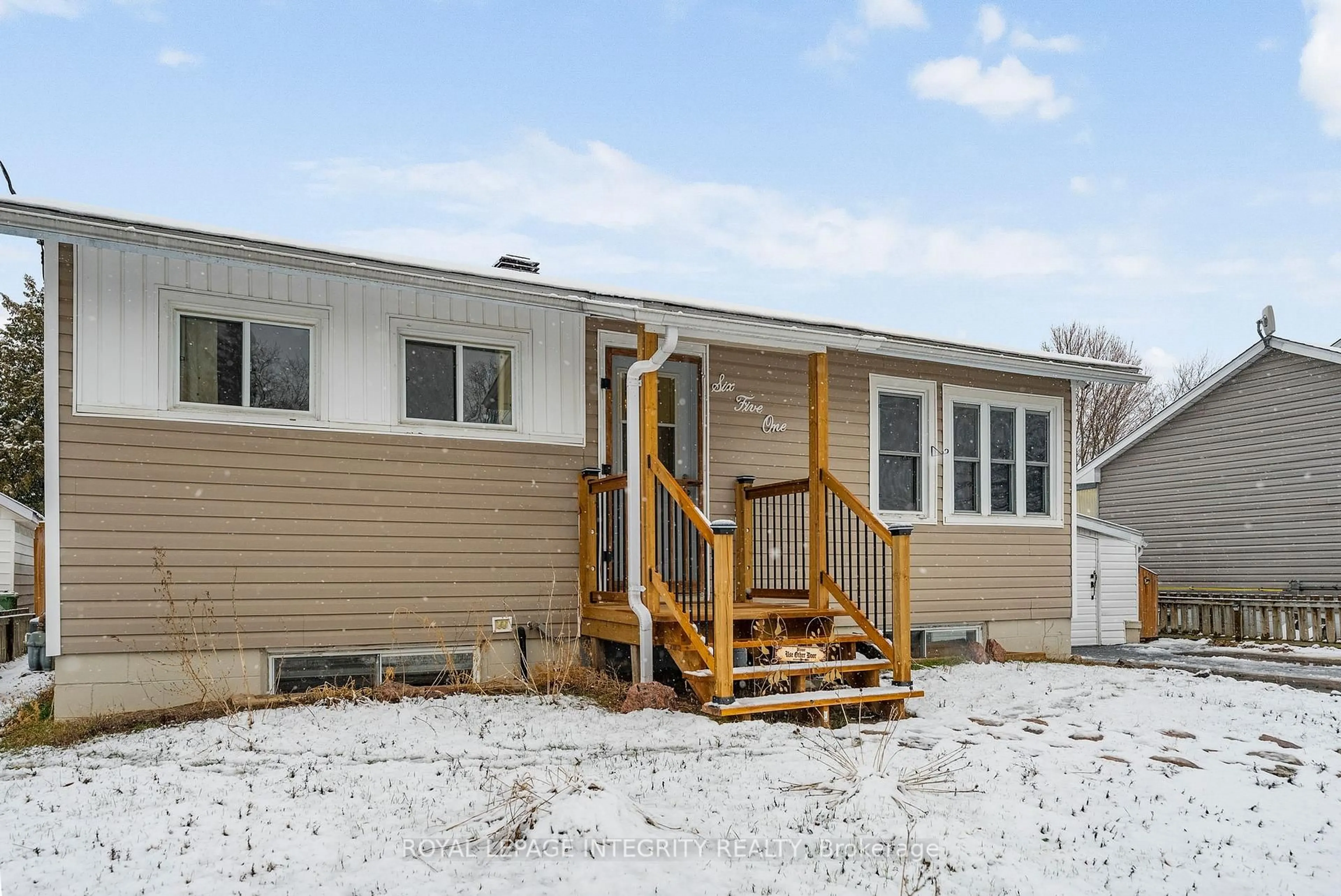 Home with vinyl exterior material, unknown for 651 Lorne St, Laurentian Valley Ontario K8A 6T7