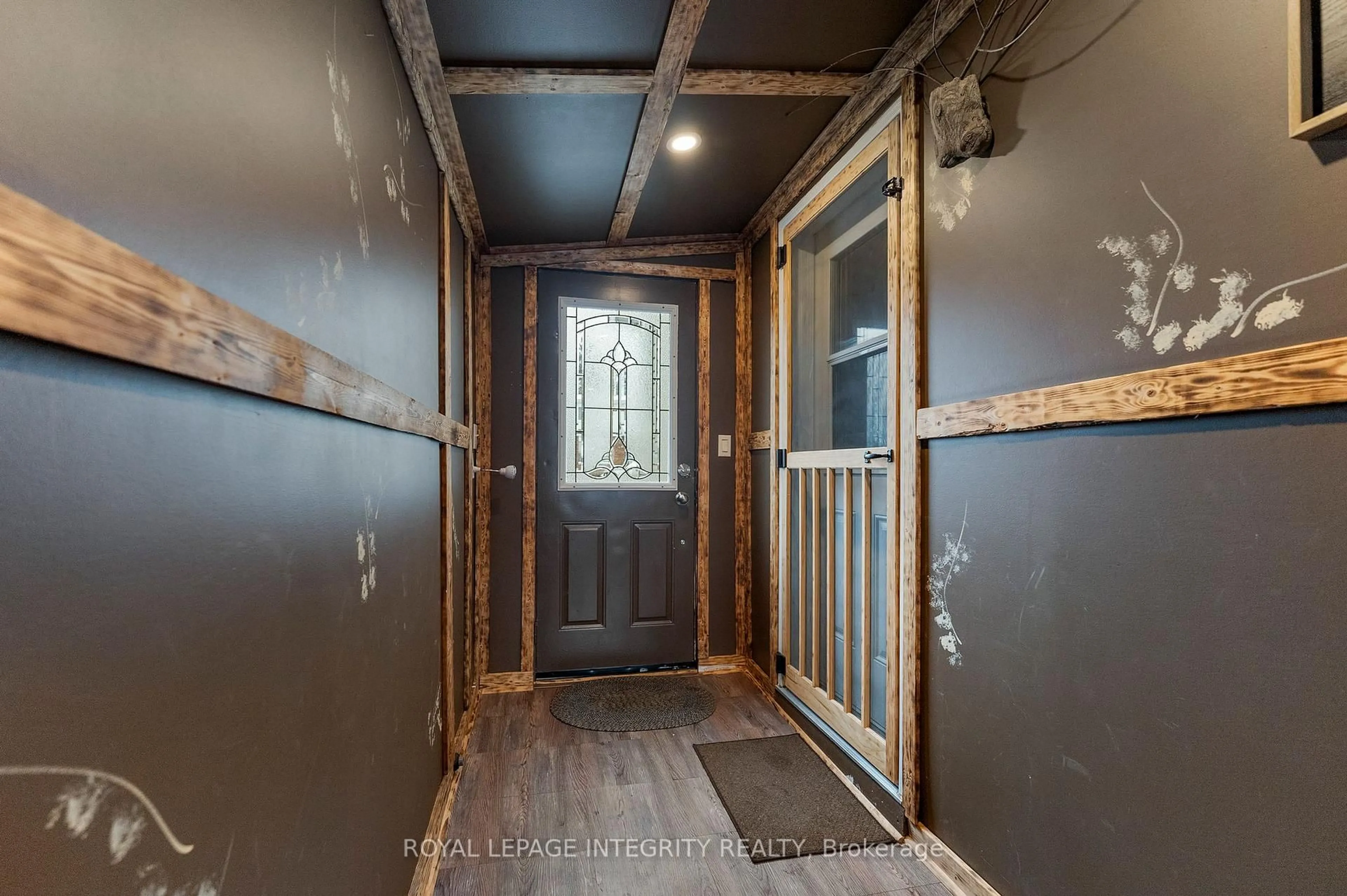 Indoor entryway for 651 Lorne St, Laurentian Valley Ontario K8A 6T7