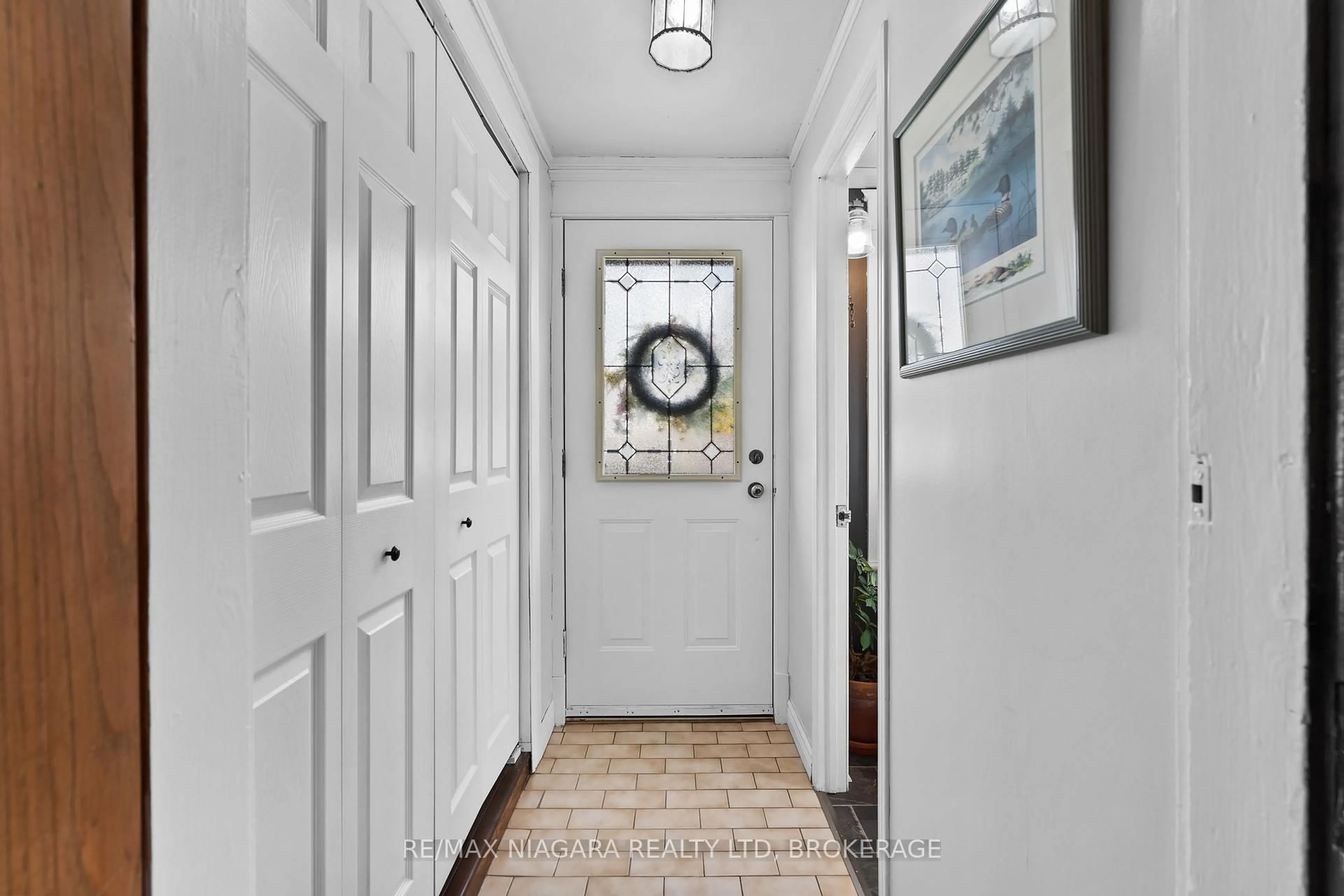 Indoor entryway for 294 Stanley St, Port Colborne Ontario L3K 3A2