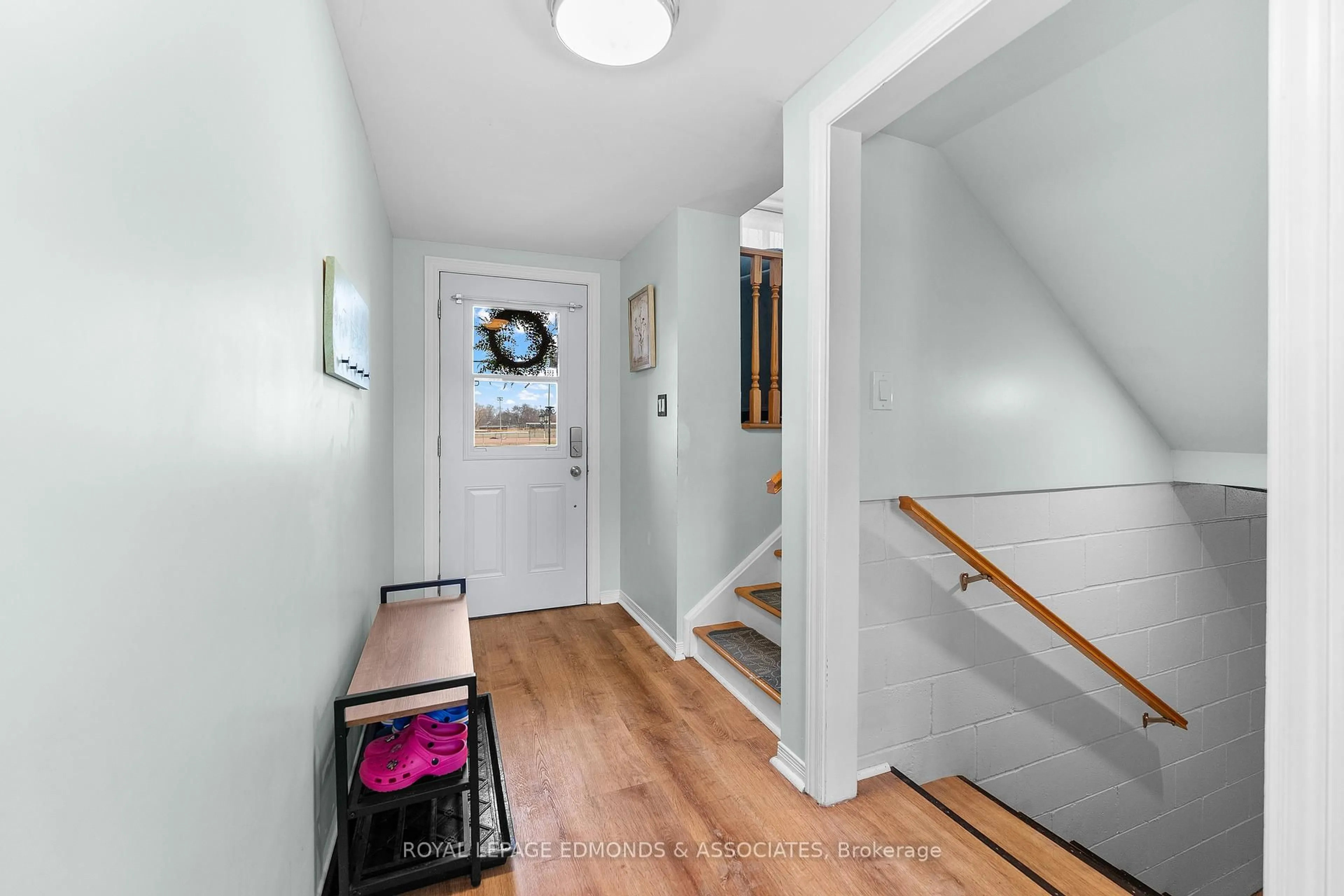 Indoor entryway for 184 Riverside Dr, Pembroke Ontario K8A 5K9