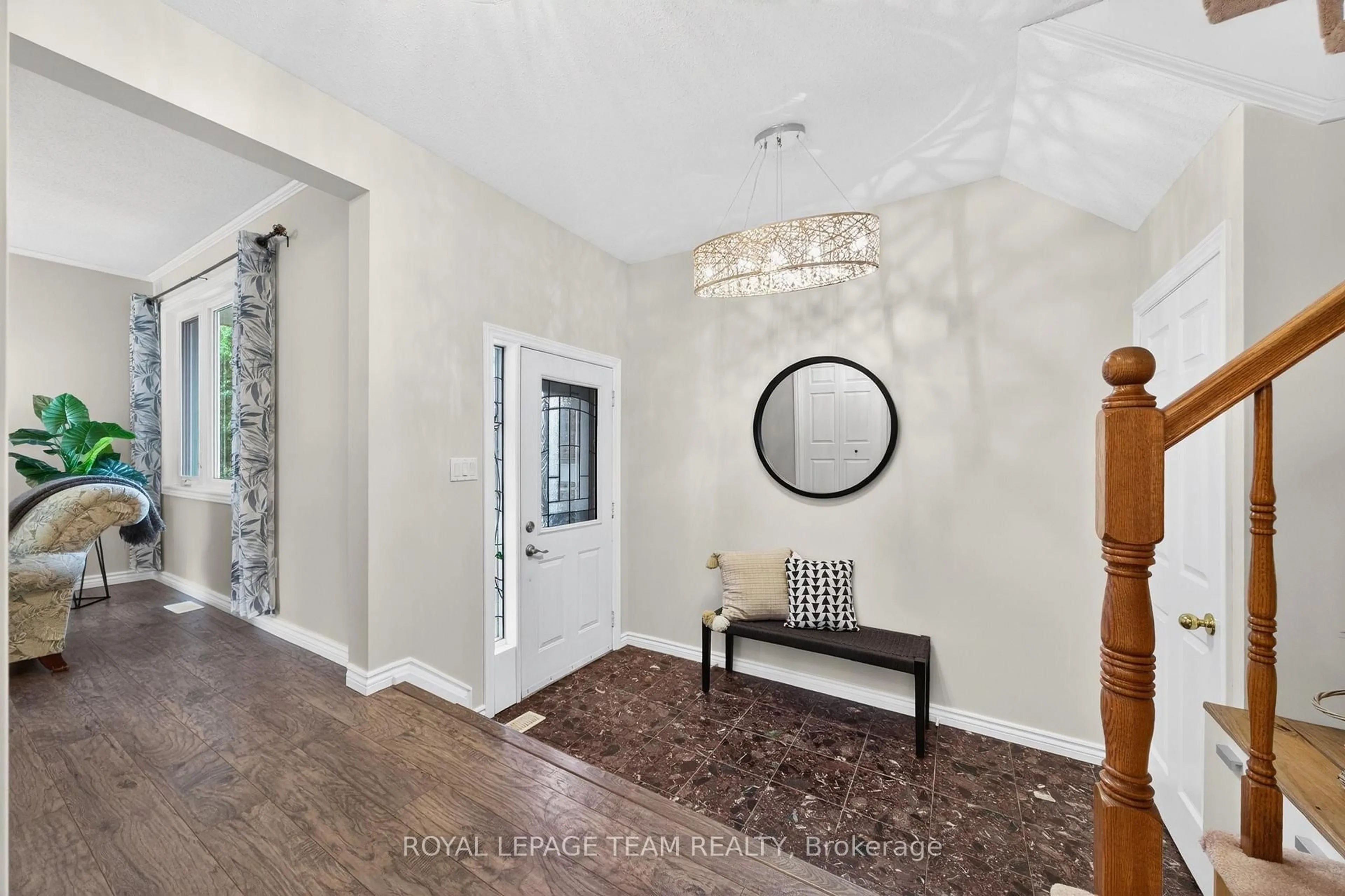 Indoor entryway for 23 Inwood Dr, Kanata Ontario K2M 1Z6