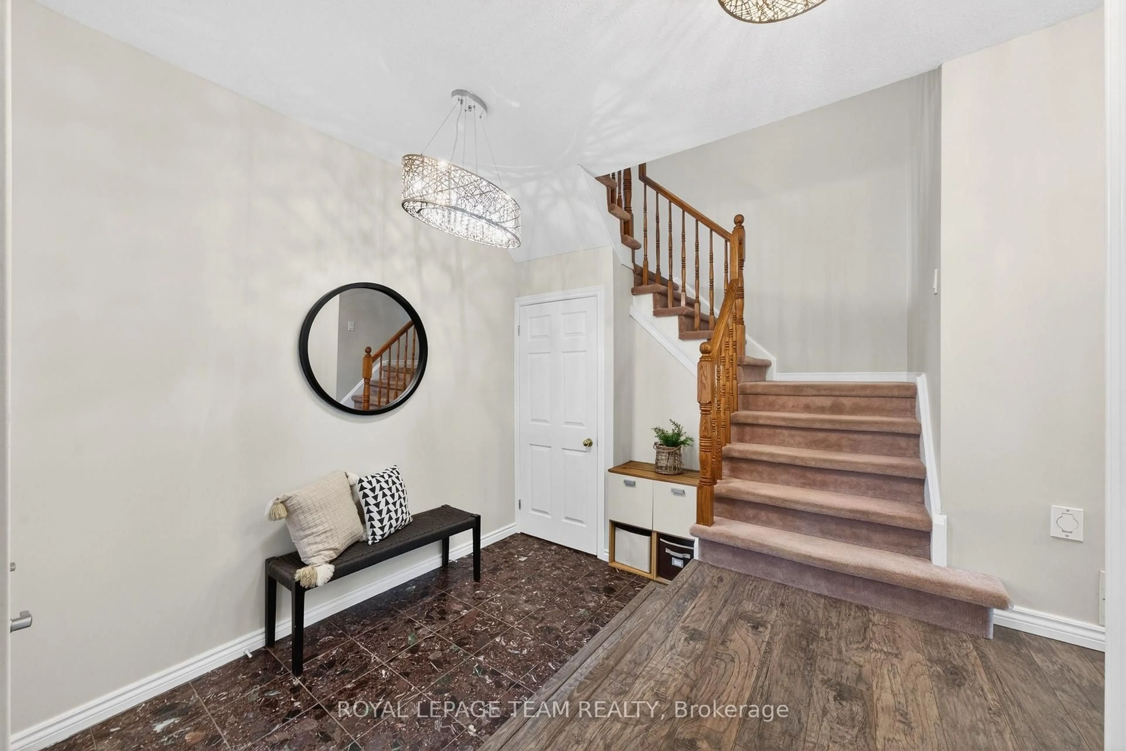 Indoor entryway for 23 Inwood Dr, Kanata Ontario K2M 1Z6