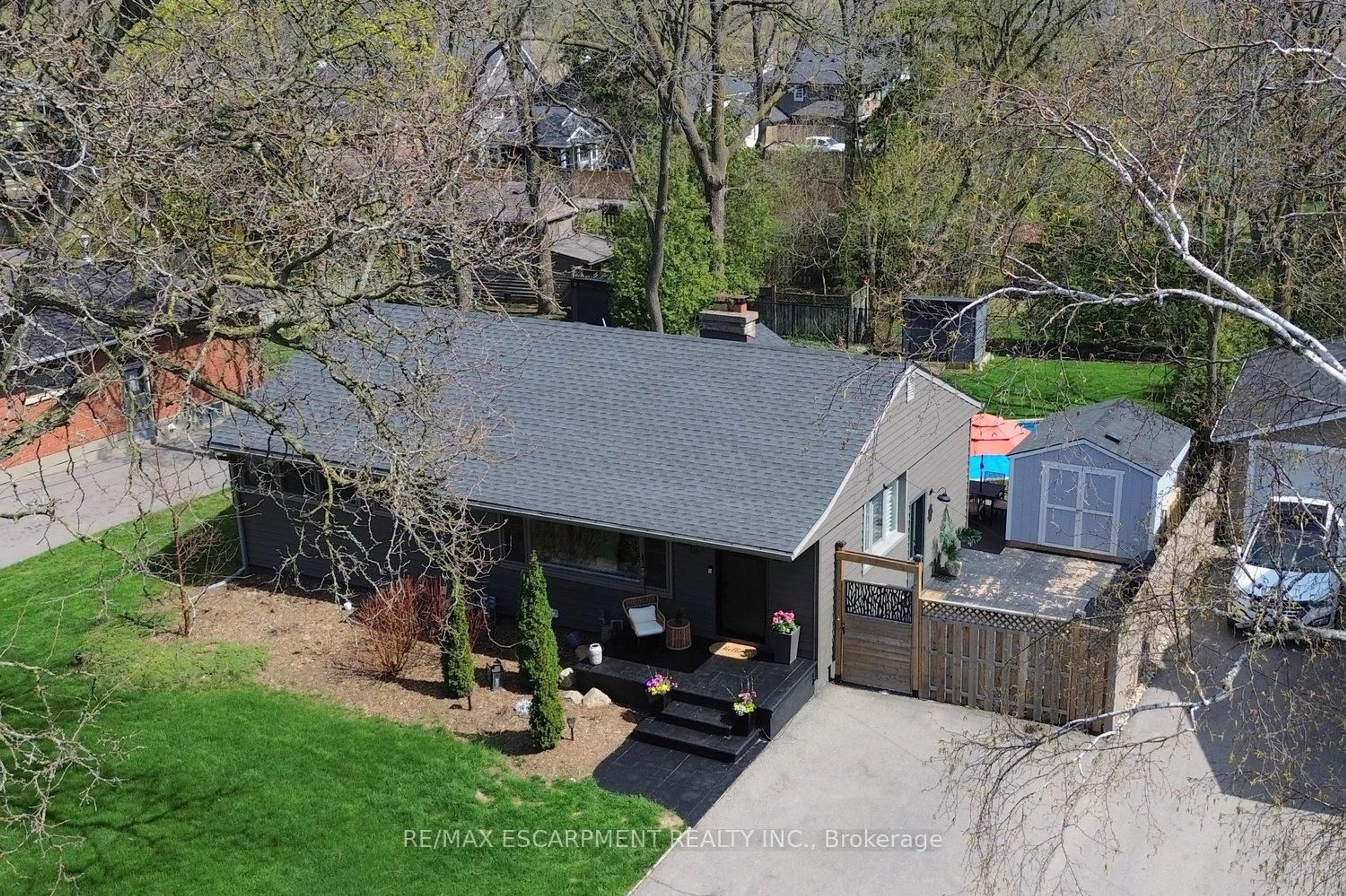 A pic from outside/outdoor area/front of a property/back of a property/a pic from drone, unknown for 16 Church St, Hamilton Ontario L0R 2H0