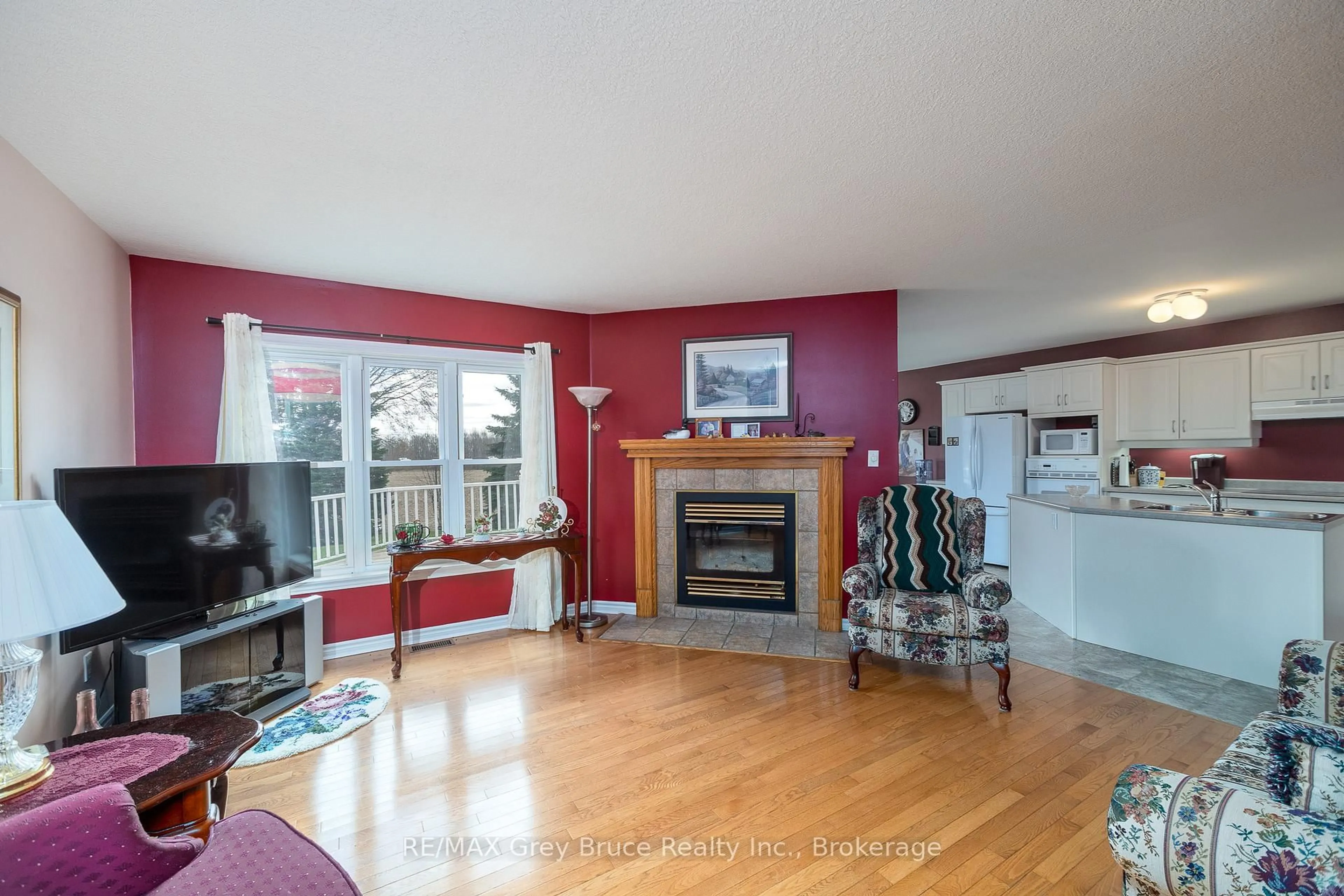 Living room with furniture, wood/laminate floor for 258913 Gordon Sutherland Pkwy, Georgian Bluffs Ontario N4K 0G3