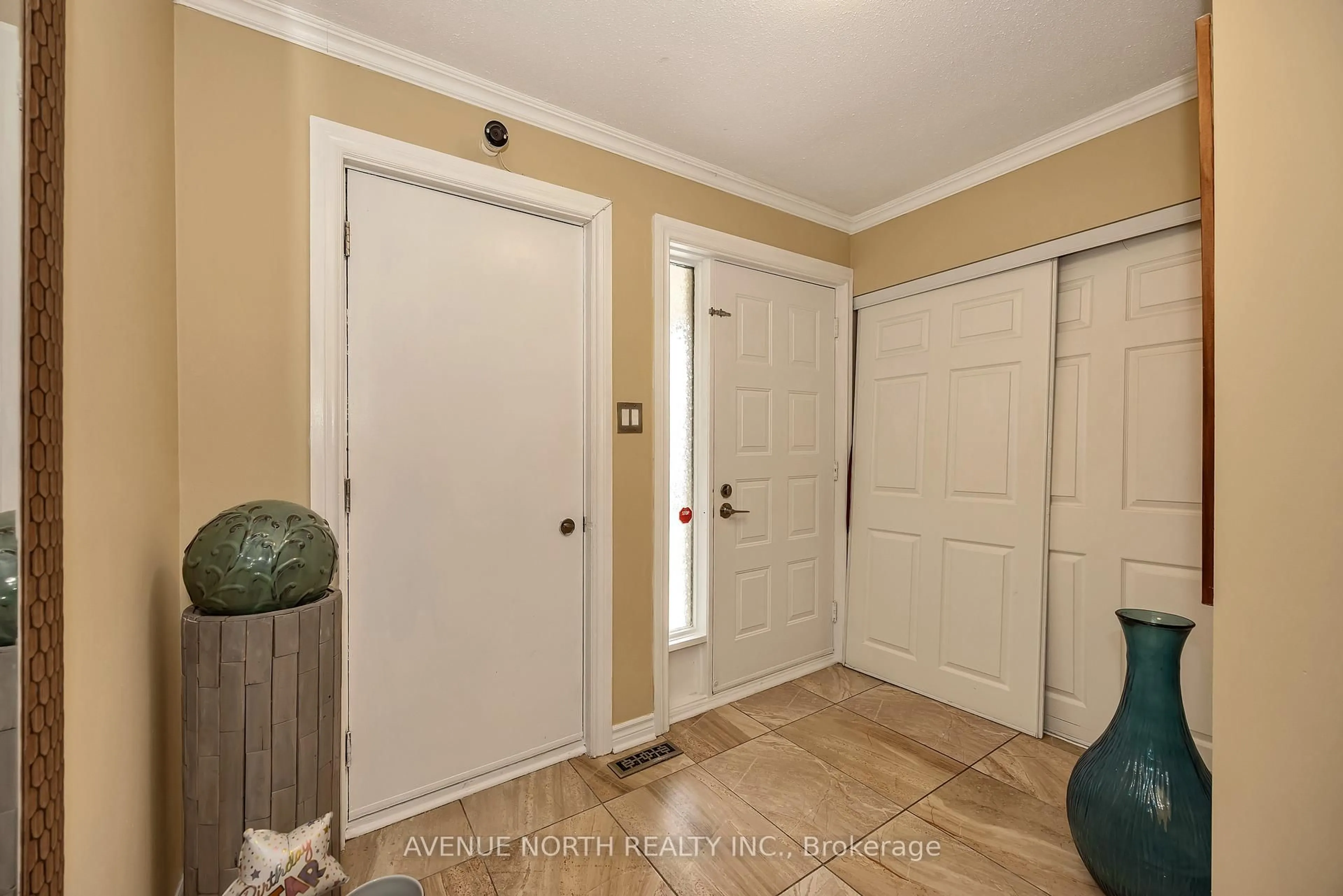 Indoor entryway for 365 Lefebvre Way, Orleans Ontario K1E 2W5