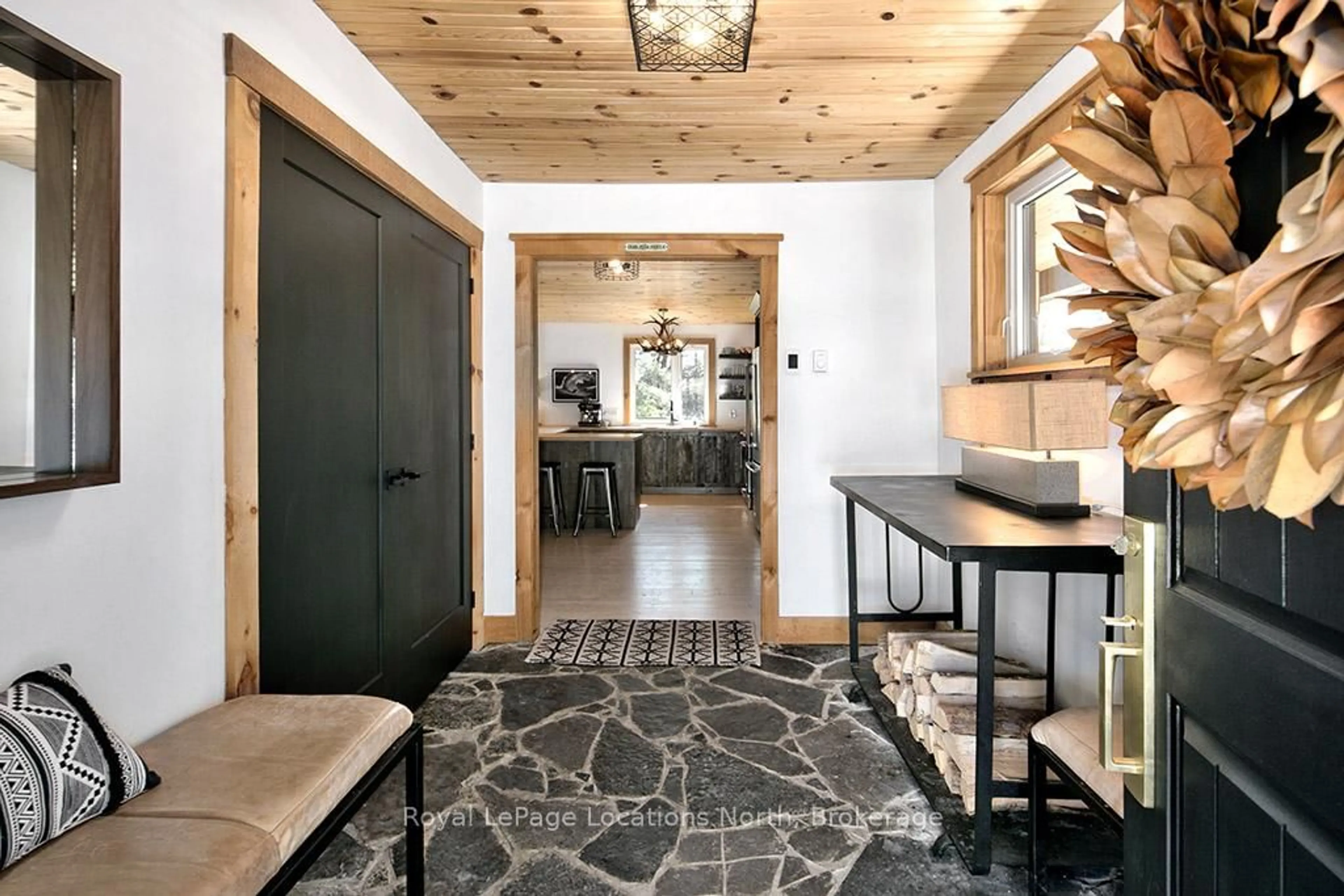 Indoor entryway for 105 Wodehouse Crt, Grey Highlands Ontario N0C 1G0