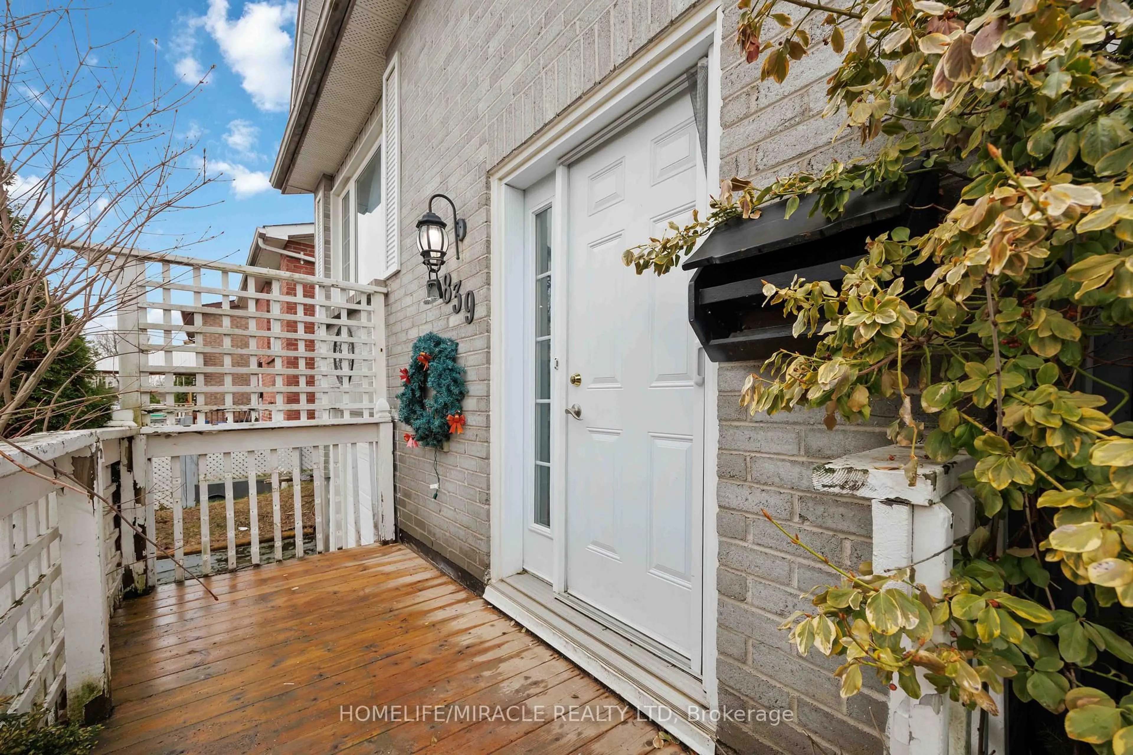 Indoor entryway for 839 Mountain Ash Rd, Peterborough Ontario K9J 8K2