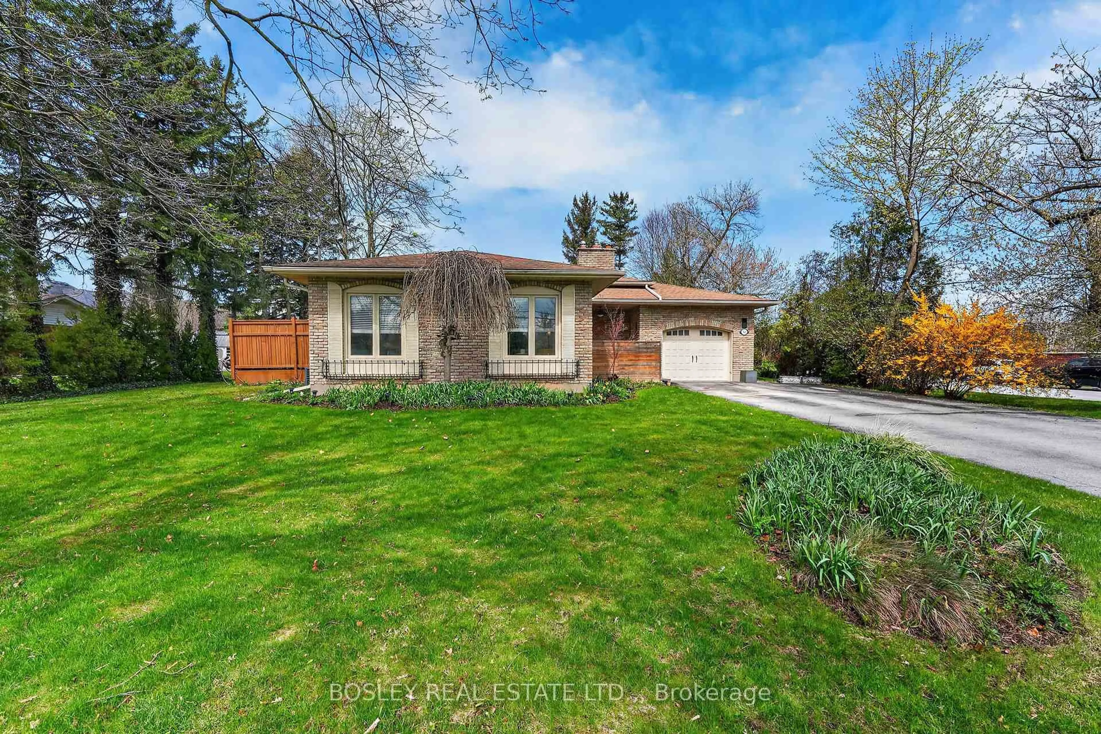 A pic from outside/outdoor area/front of a property/back of a property/a pic from drone, street for 561 King St, Niagara-on-the-Lake Ontario L0S 1J0