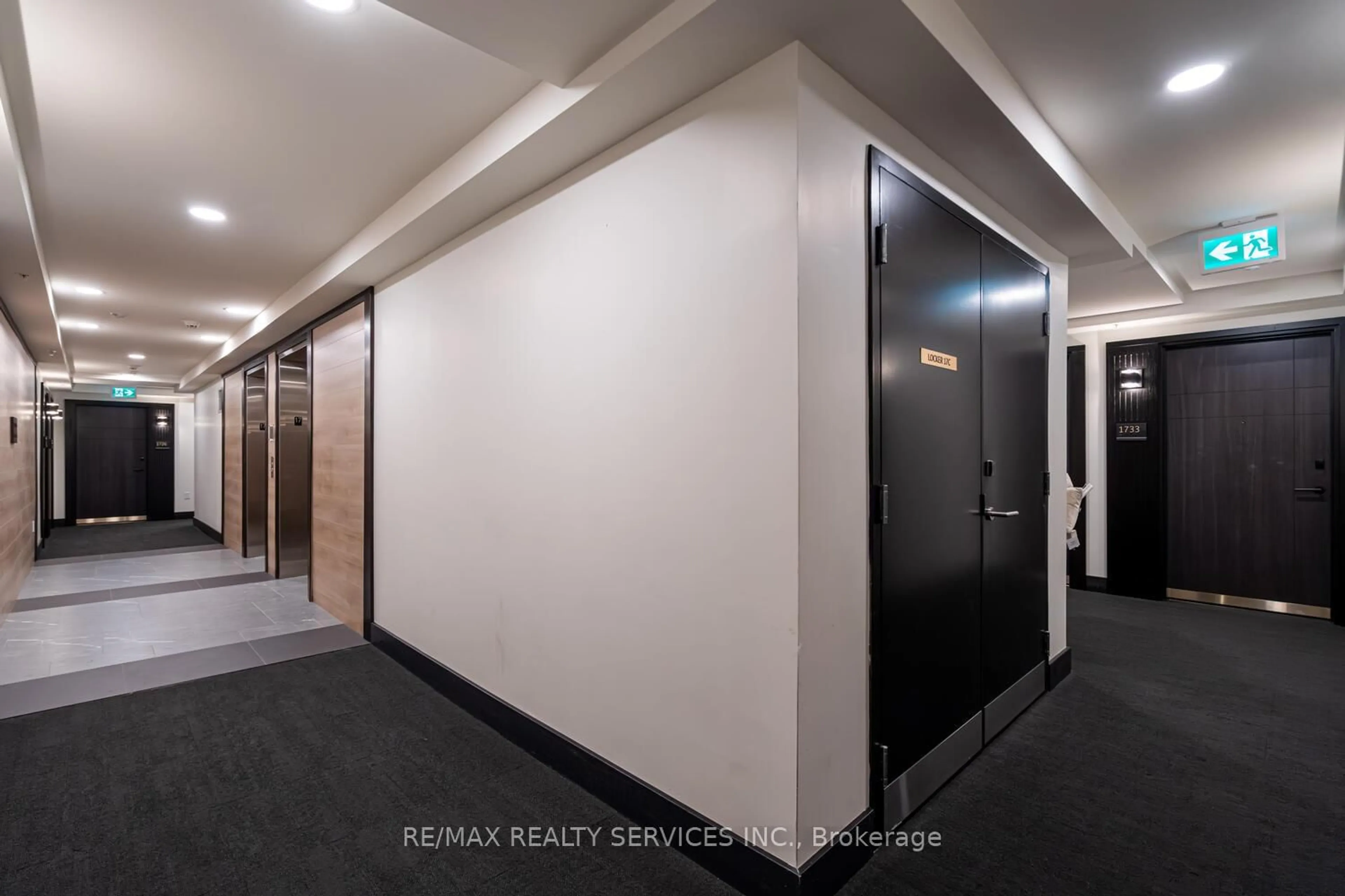 Indoor foyer for 145 Columbia St #1736, Waterloo Ontario N2L 0K7