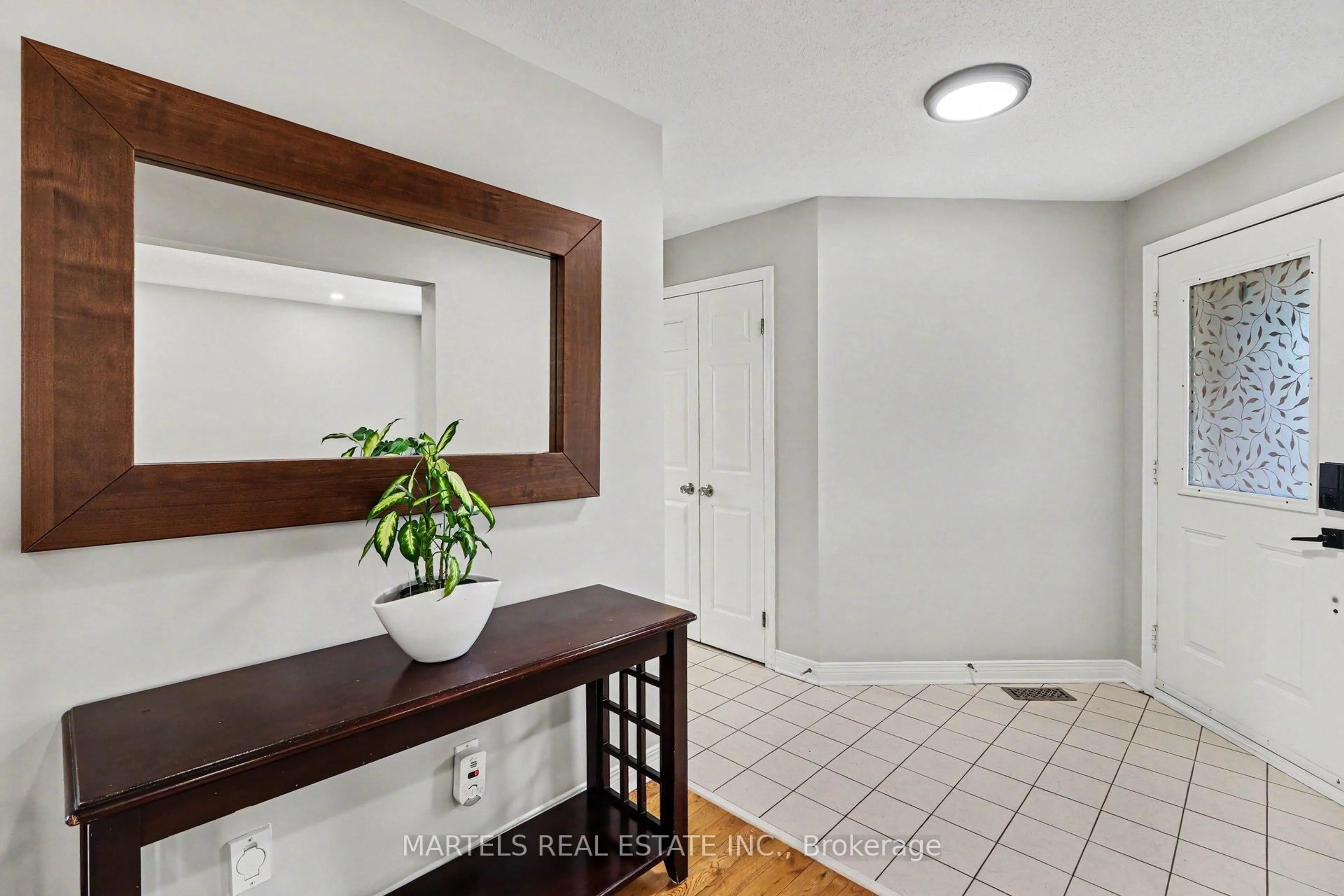 Indoor entryway for 1113 Saint-Emmanuel Terr, Ottawa Ontario K1C 2J6