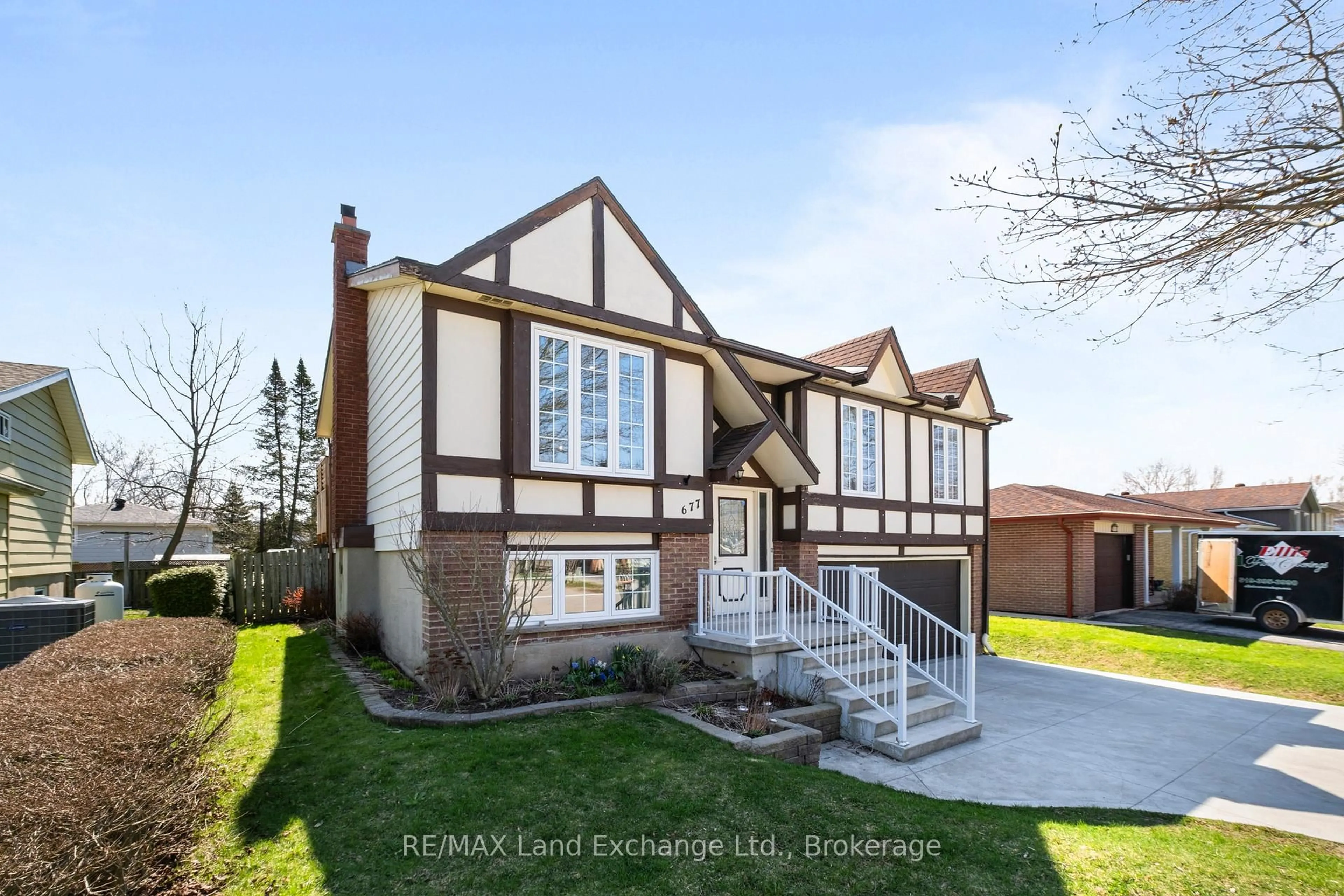 Home with vinyl exterior material, street for 677 Kennard Cres, Kincardine Ontario N2Z 1T5