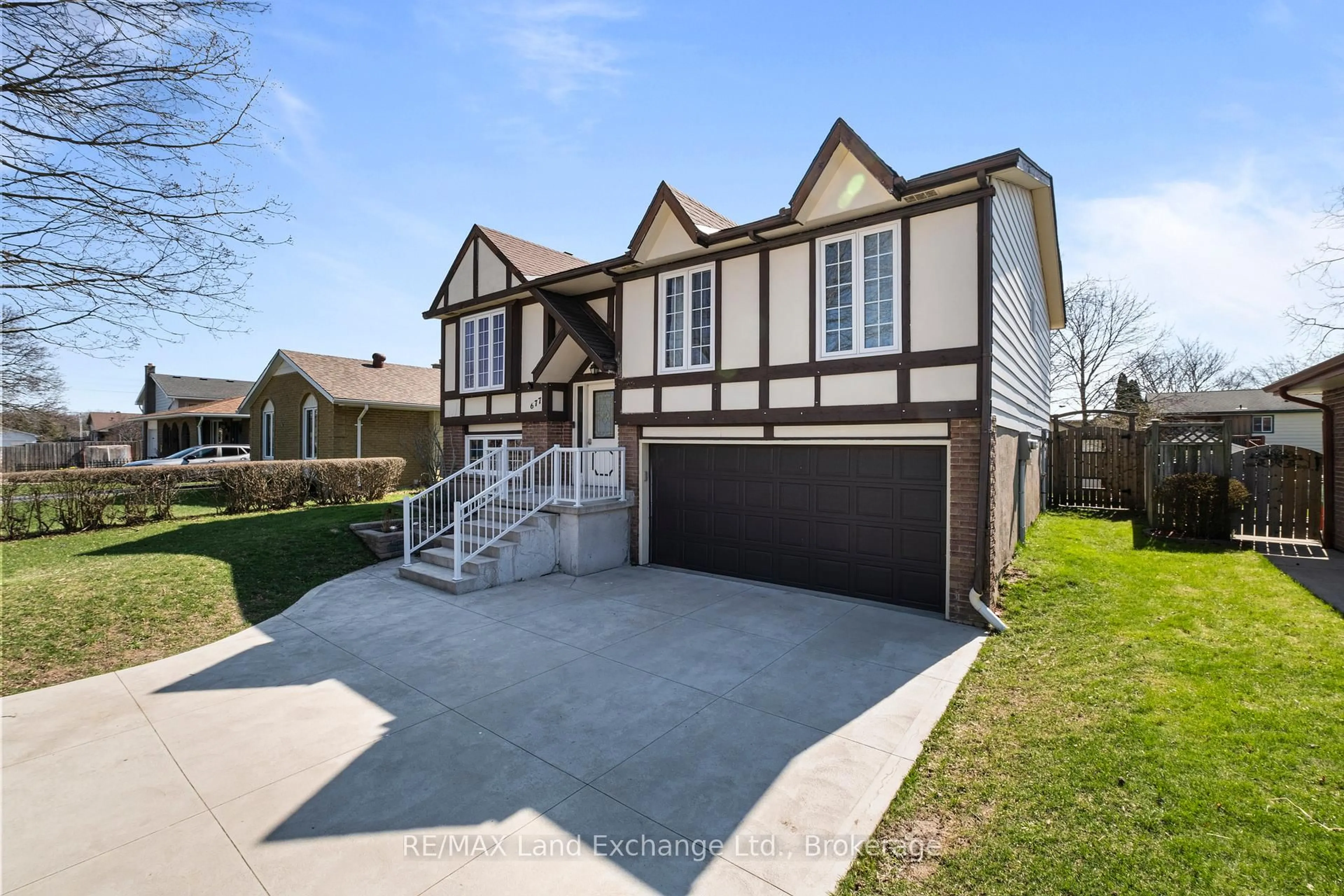 Home with vinyl exterior material, street for 677 Kennard Cres, Kincardine Ontario N2Z 1T5