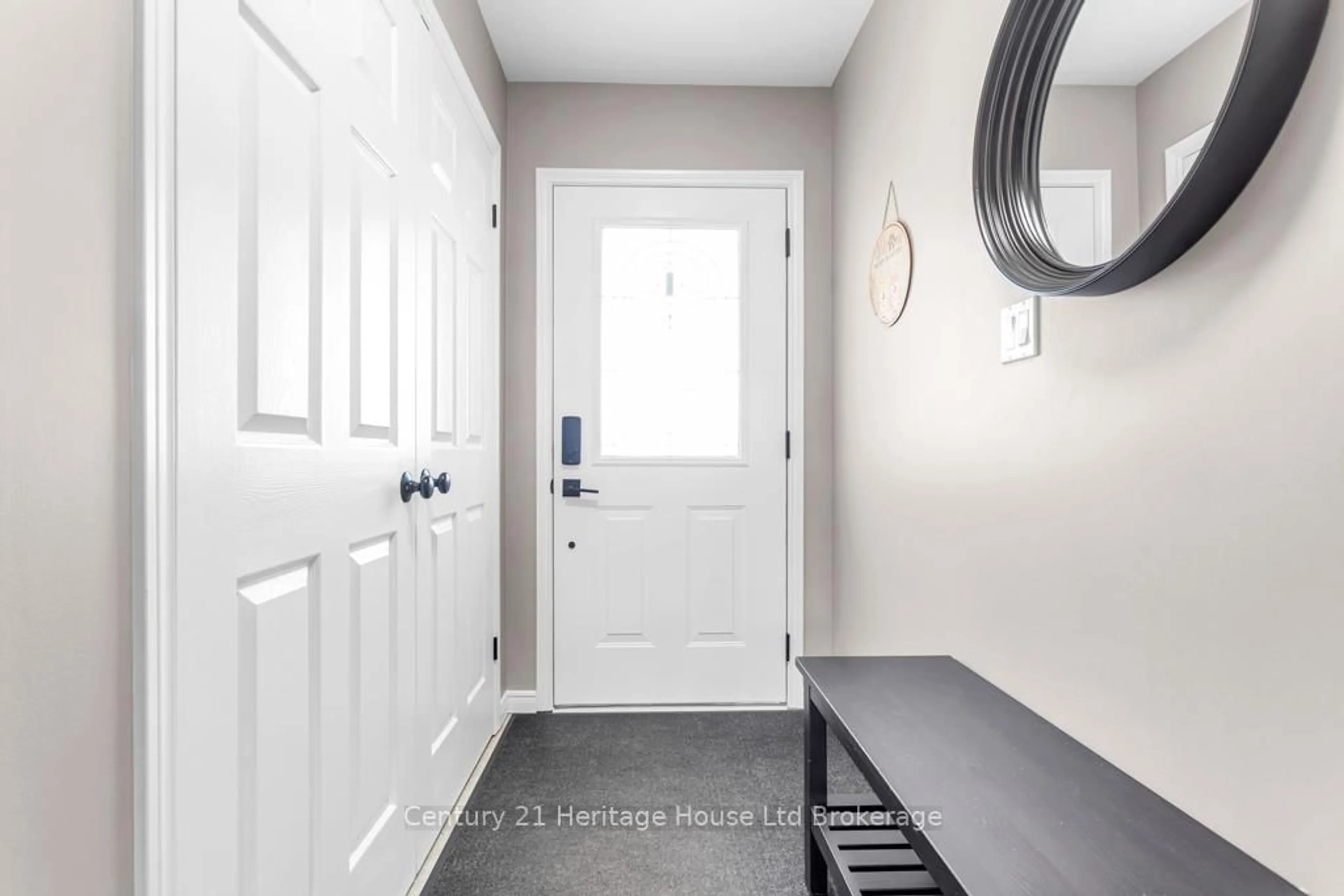 Indoor entryway for 93 Glendale Dr, Tillsonburg Ontario N4G 1J9