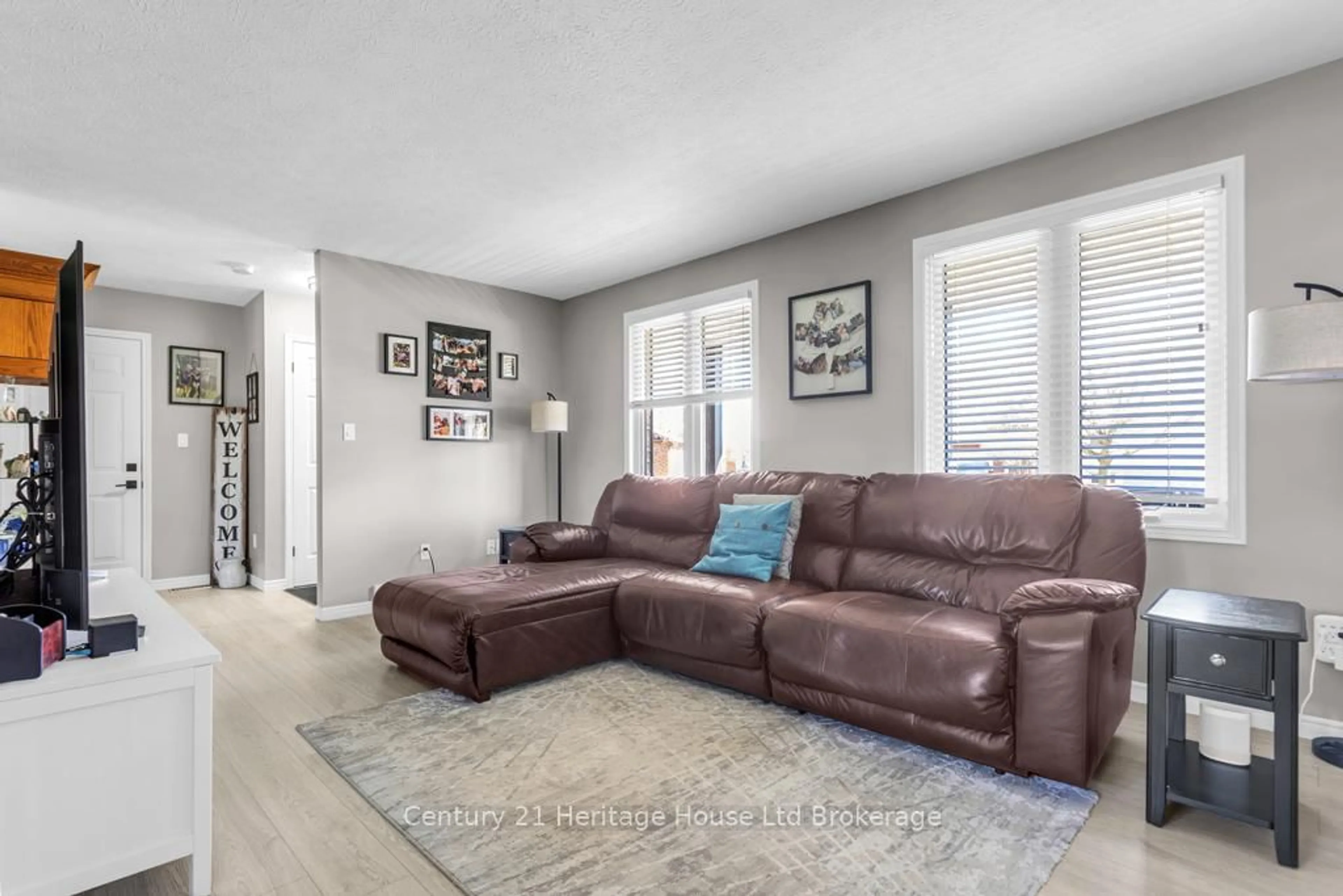 Living room with furniture, unknown for 93 Glendale Dr, Tillsonburg Ontario N4G 1J9