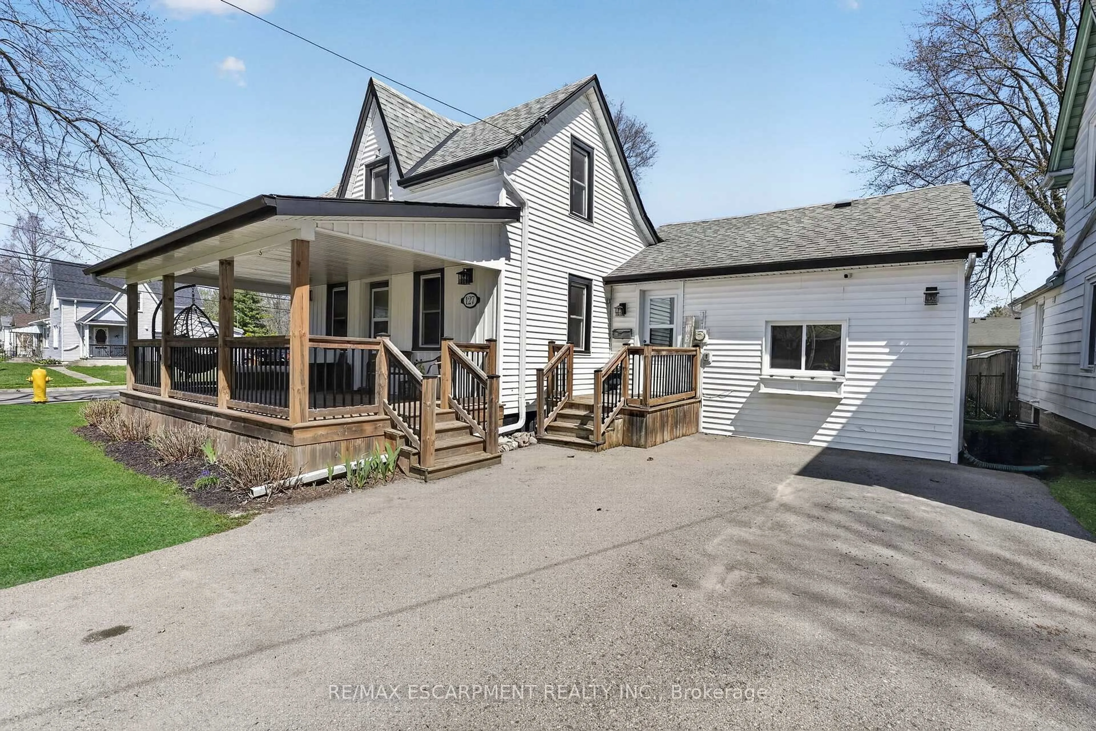 A pic from outside/outdoor area/front of a property/back of a property/a pic from drone, street for 127 Cross St, Haldimand Ontario N1A 1N3