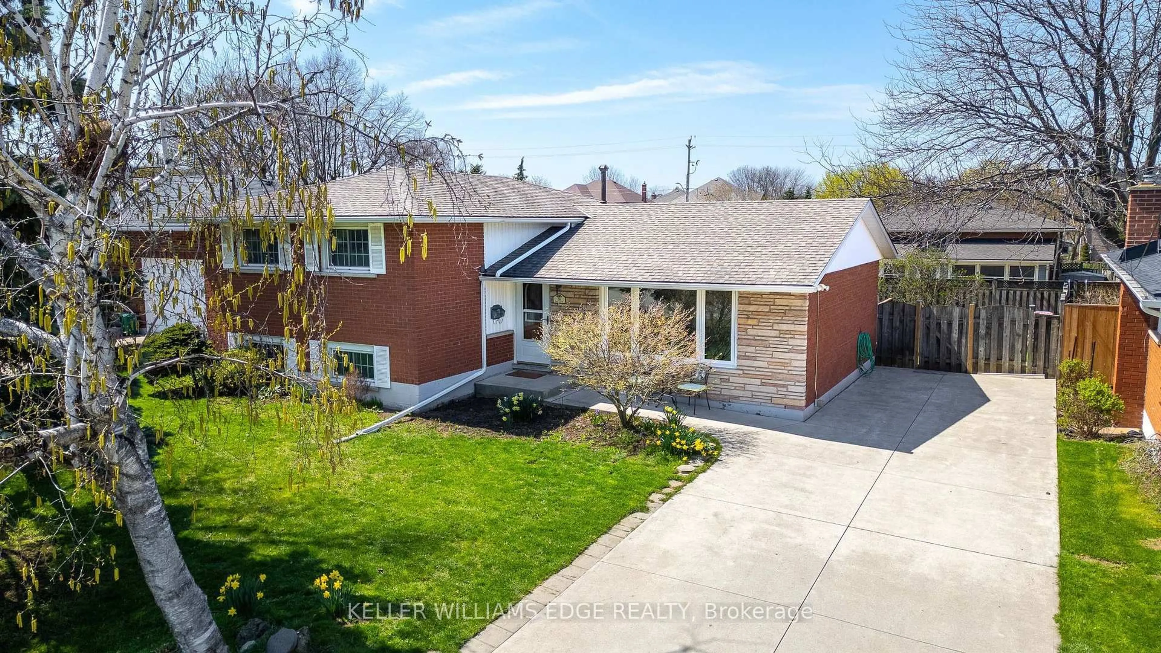 Home with brick exterior material, street for 156 Lakeside Dr, Grimsby Ontario L3M 2L5