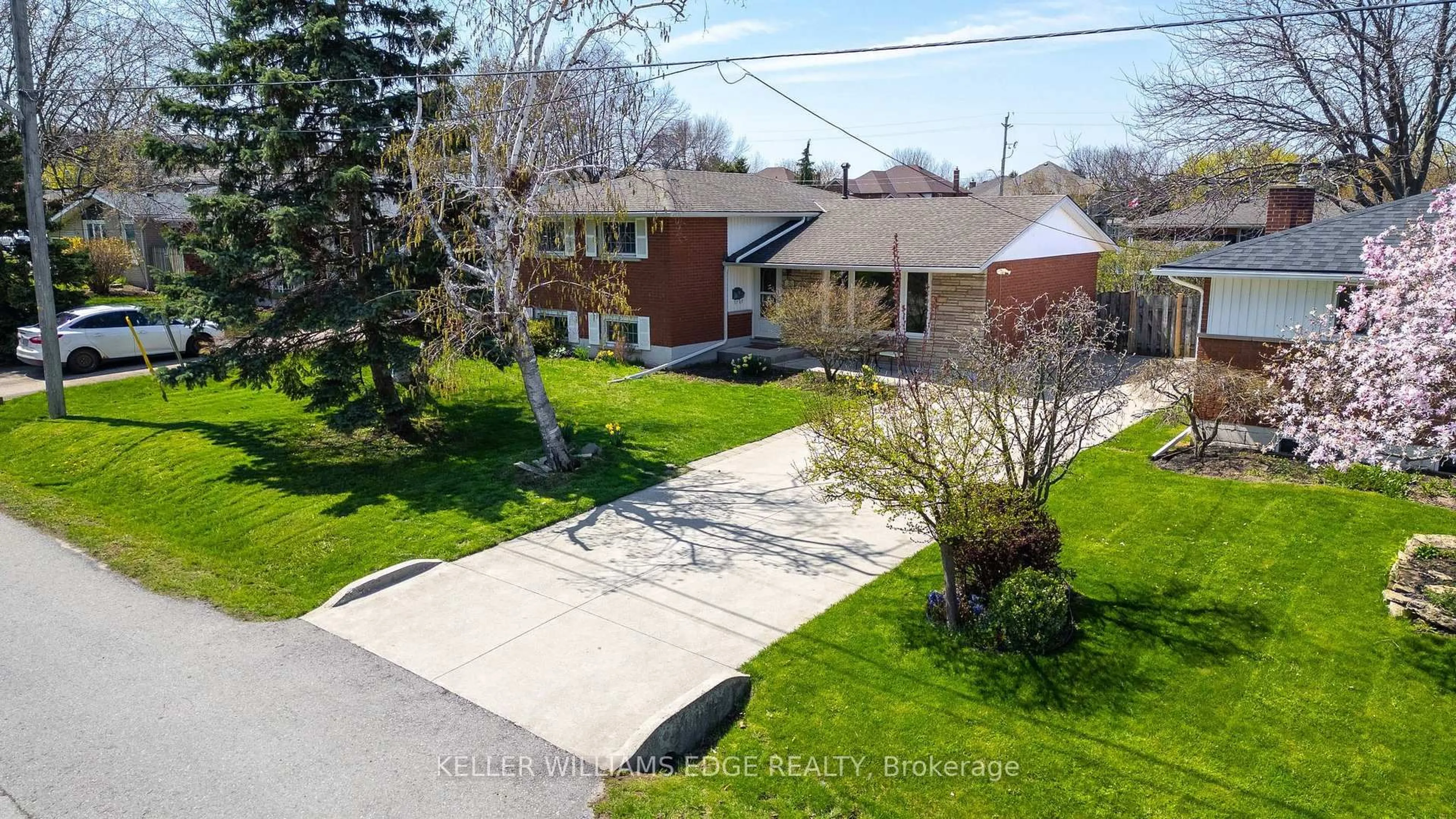 A pic from outside/outdoor area/front of a property/back of a property/a pic from drone, street for 156 Lakeside Dr, Grimsby Ontario L3M 2L5