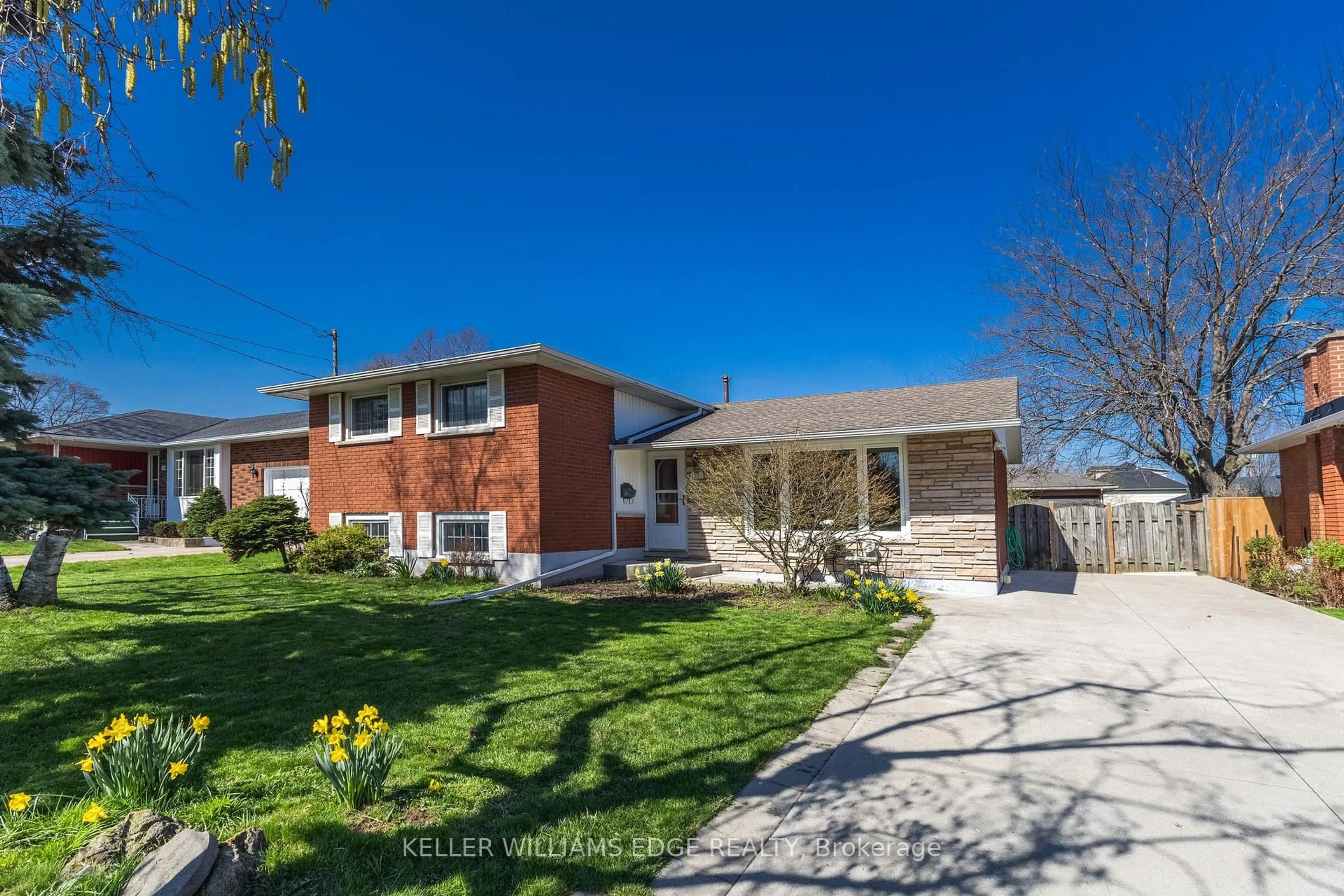 Home with brick exterior material, street for 156 Lakeside Dr, Grimsby Ontario L3M 2L5
