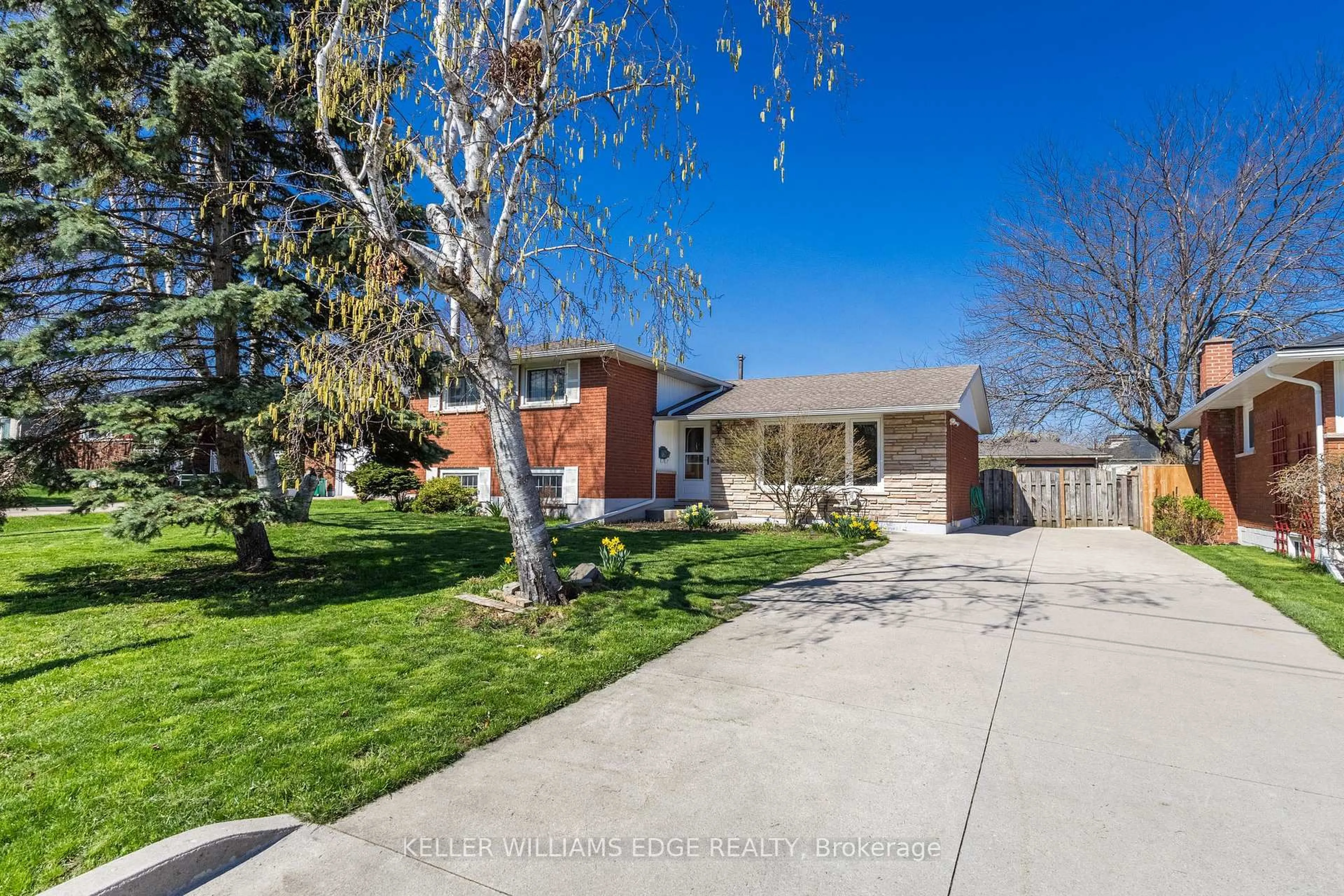 Home with brick exterior material, street for 156 Lakeside Dr, Grimsby Ontario L3M 2L5