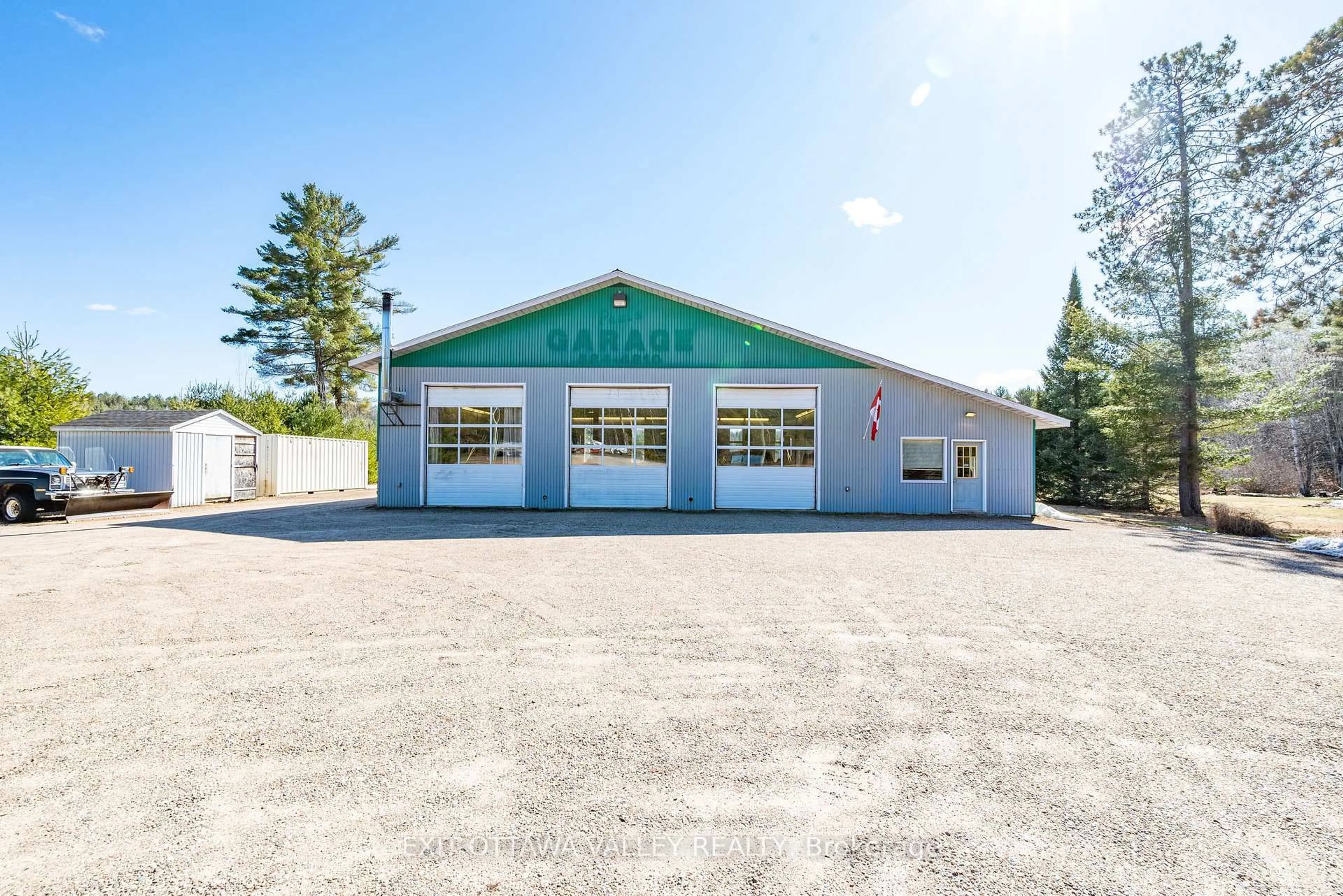 Indoor garage for 35707 Highway 17 Highway, Ottawa Ontario K7S 3G7