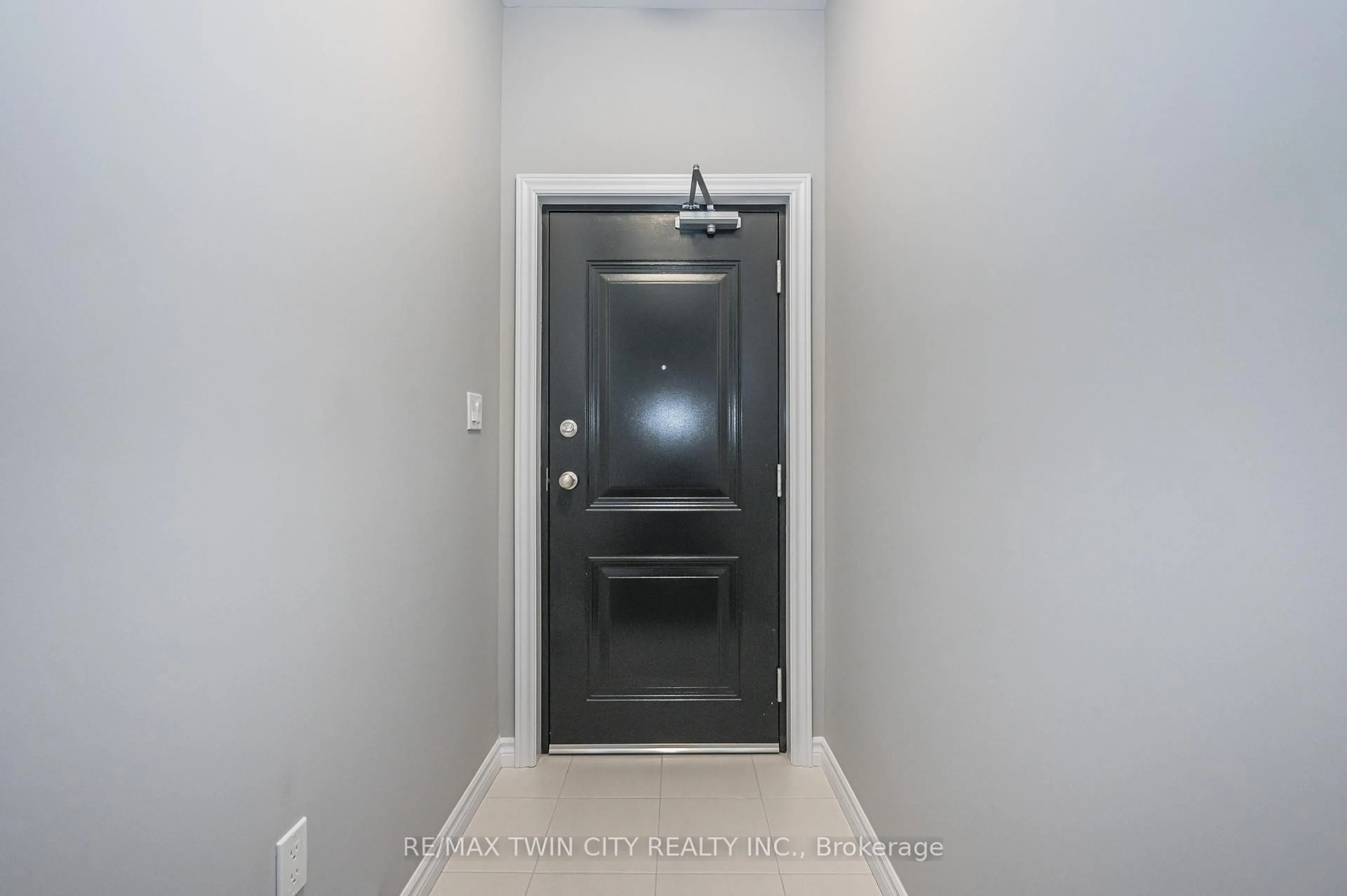 Indoor entryway for 8 Oat Lane, Kitchener Ontario N2R 0T1