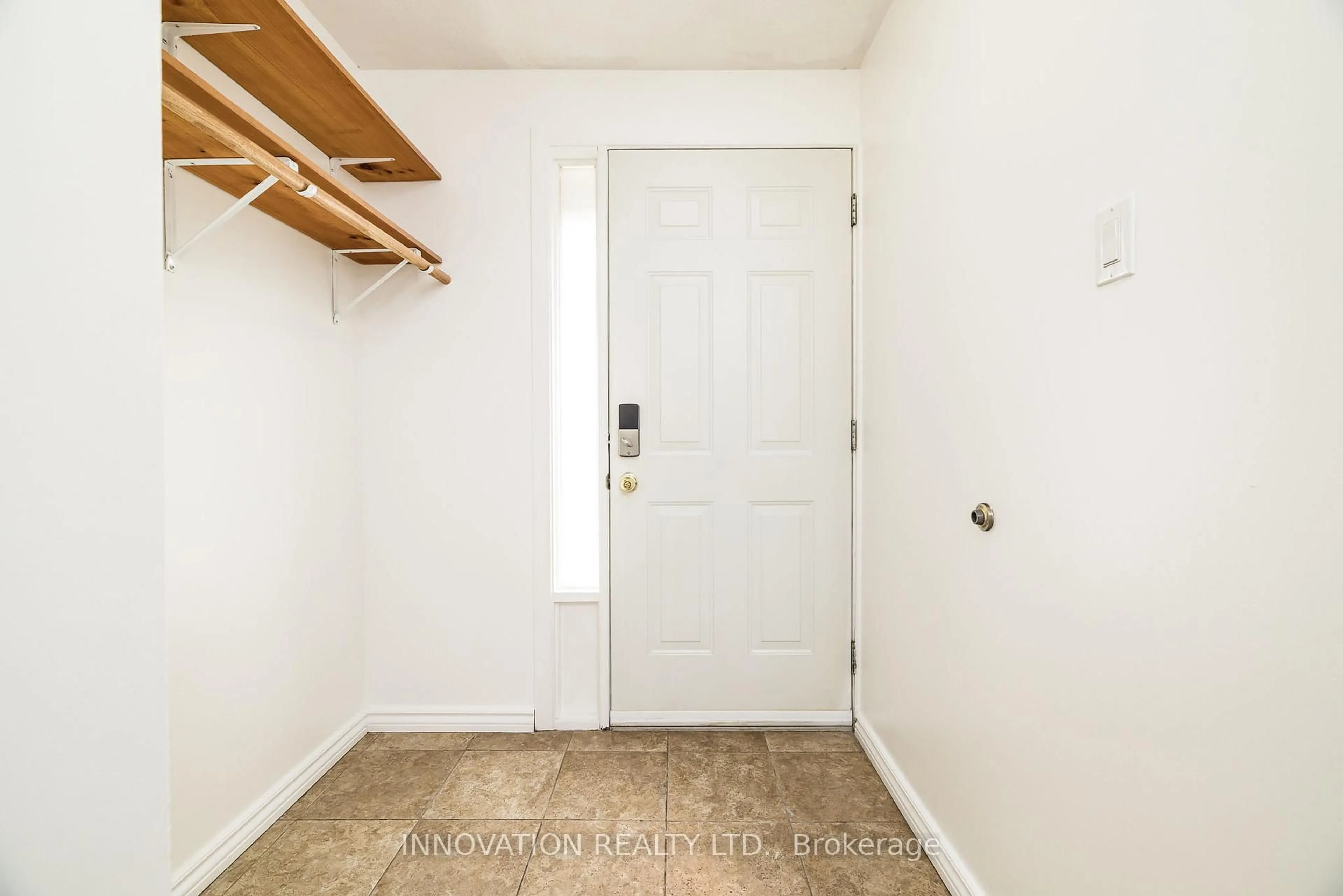 Indoor entryway for 338 Woodfield Dr, Ottawa Ontario K2G 3W9