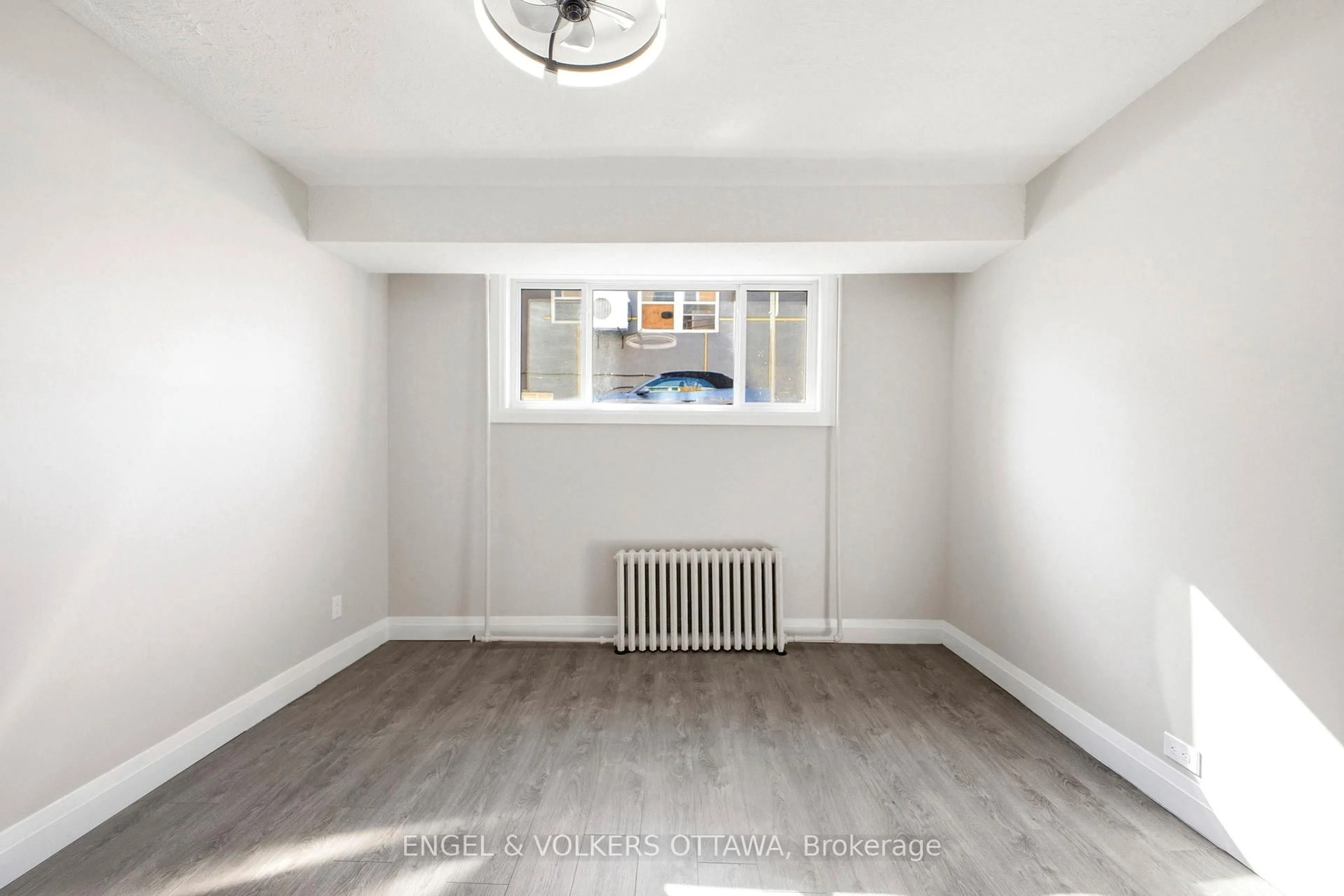 A pic of a room for 287 St Laurent Blvd, Ottawa Ontario K1K 2Z3