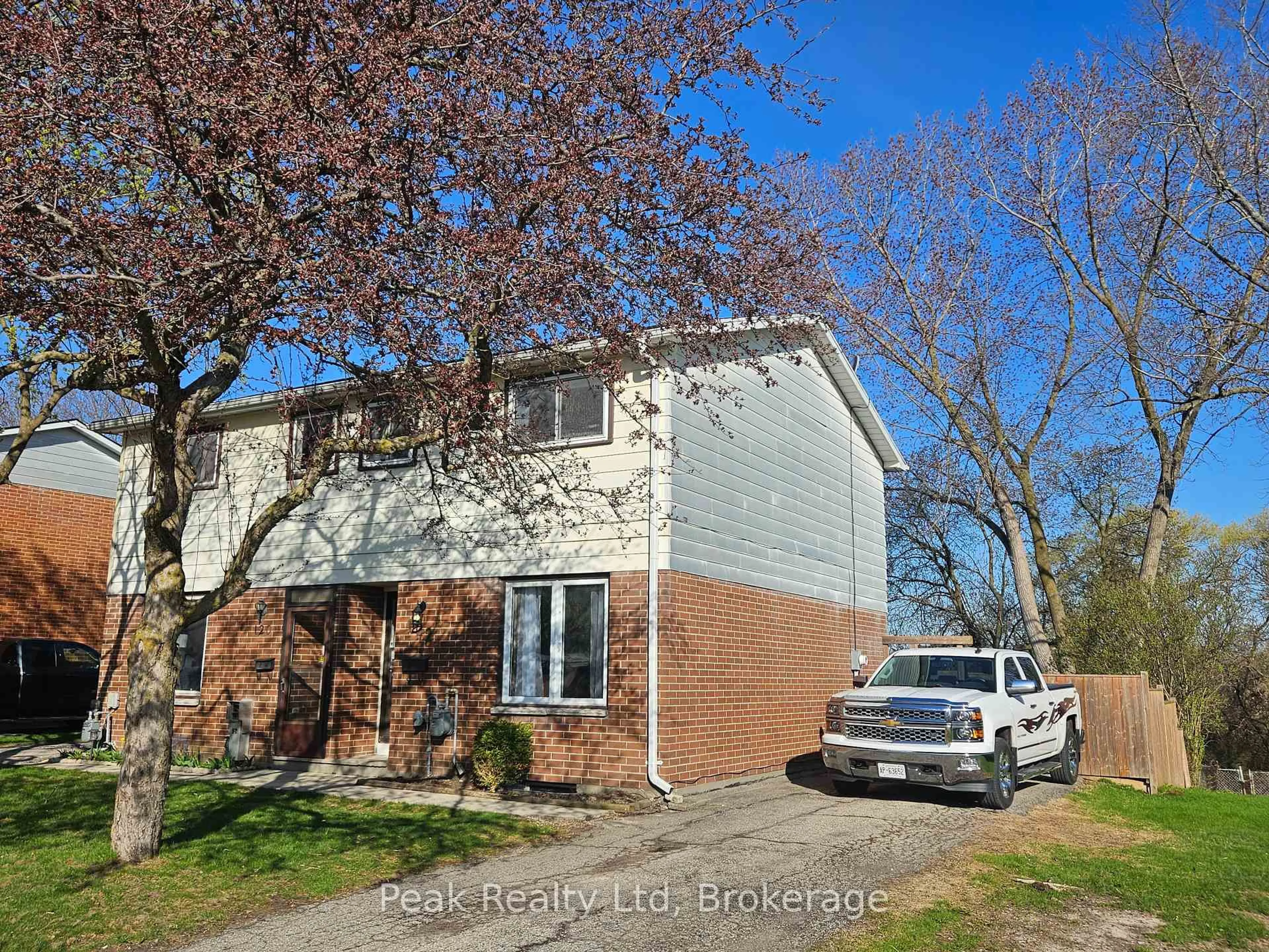 A pic from outside/outdoor area/front of a property/back of a property/a pic from drone, street for 122 Keats Dr, Woodstock Ontario N4S 8B8